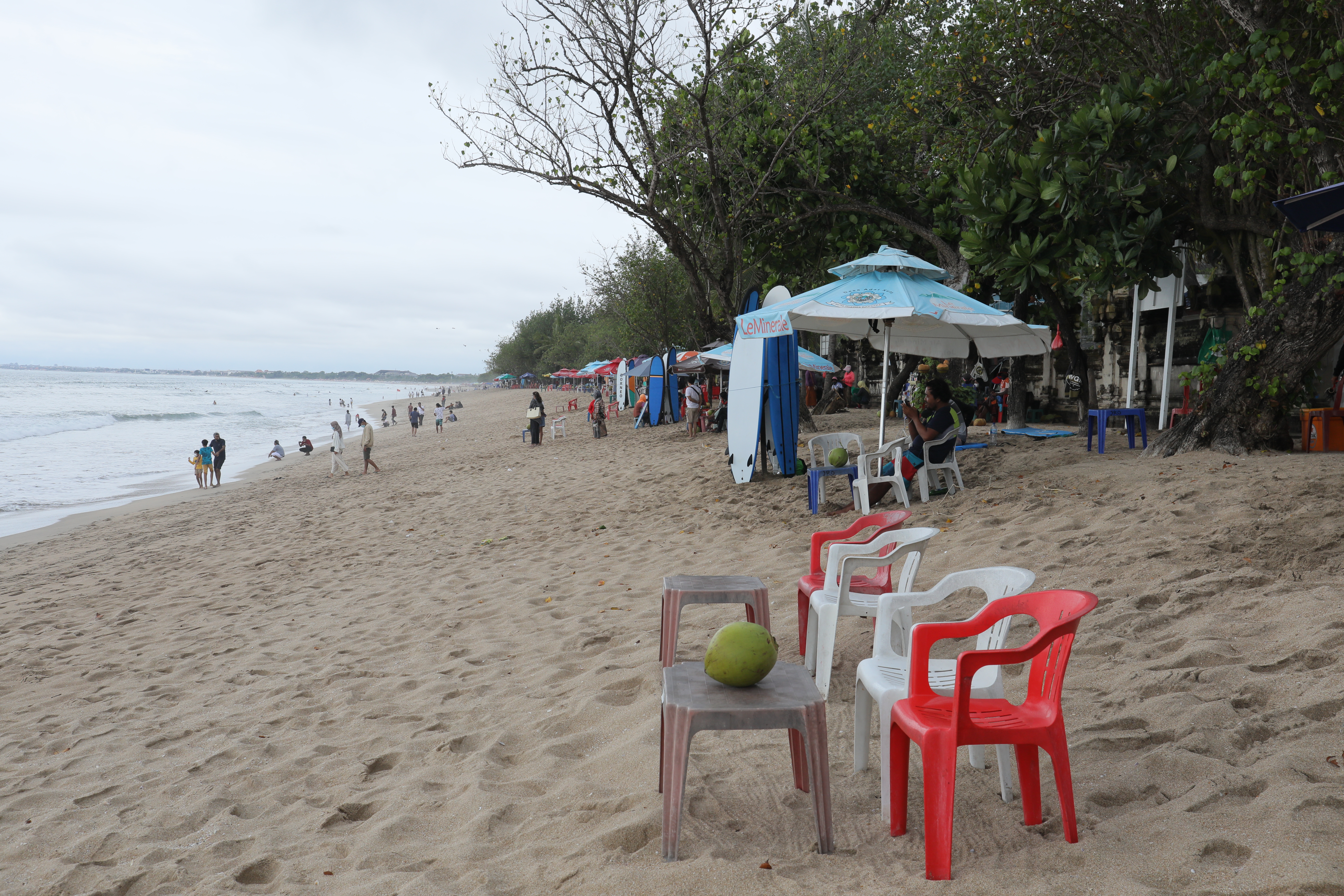 Pantai Kuta Bali yang masih sepi dari wisatawan