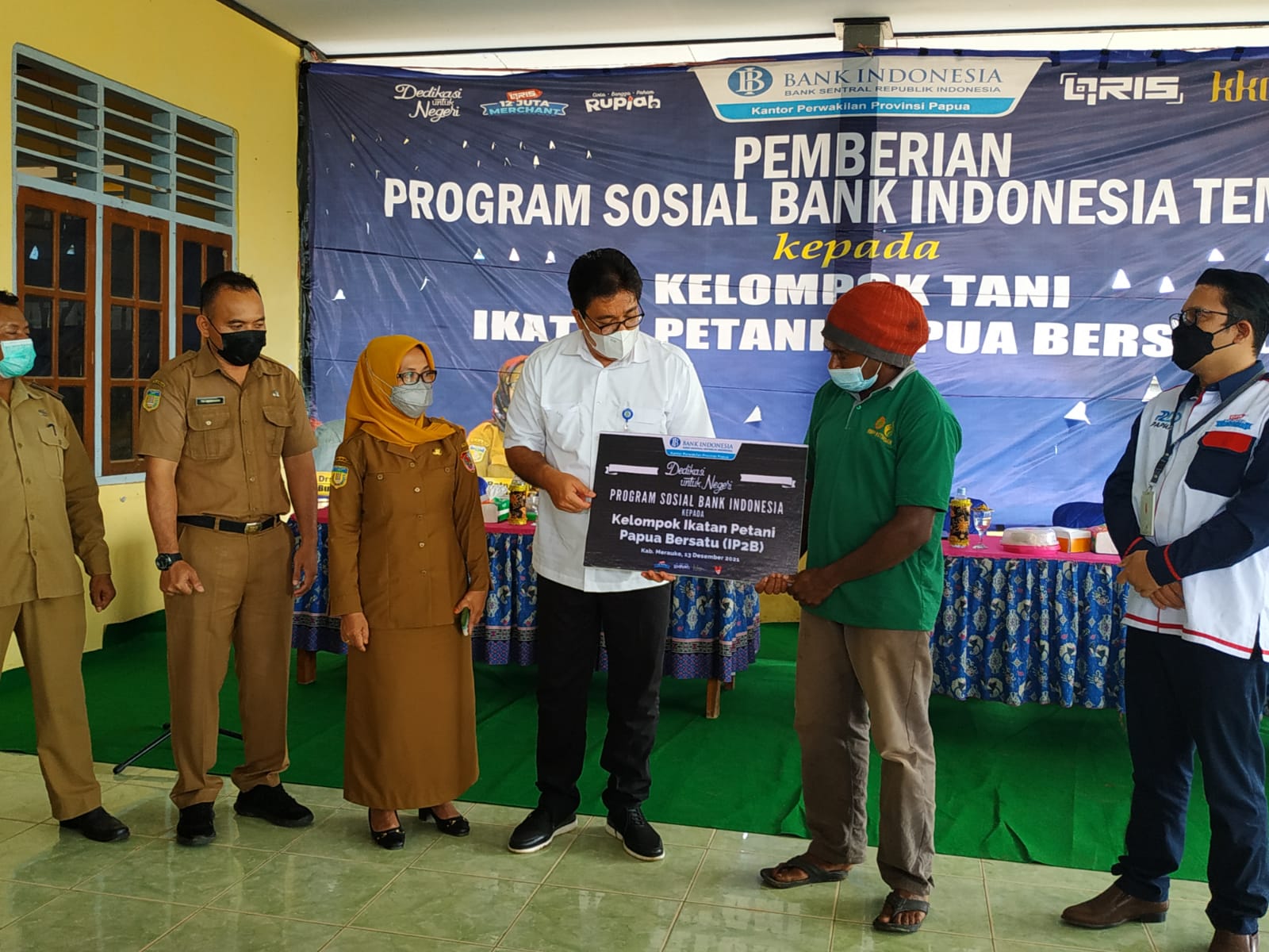 BI Serahkan Traktor Ke PMI untuk Buka Lahan Pertanian Jagung