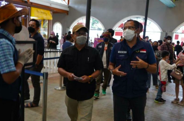 Pemerintah Provinsi Jawa Barat meningkatkan pengawasan di tempat wisata saat momentum libur Natal dan Tahun Baru 2022.