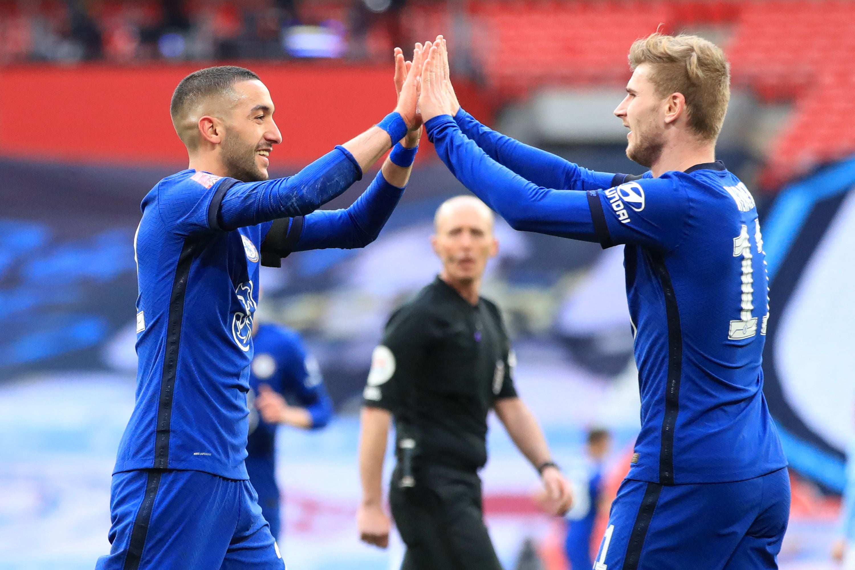 Duet pemain Chelsea Hakim Ziyech (kiri) dan Timo Werner 