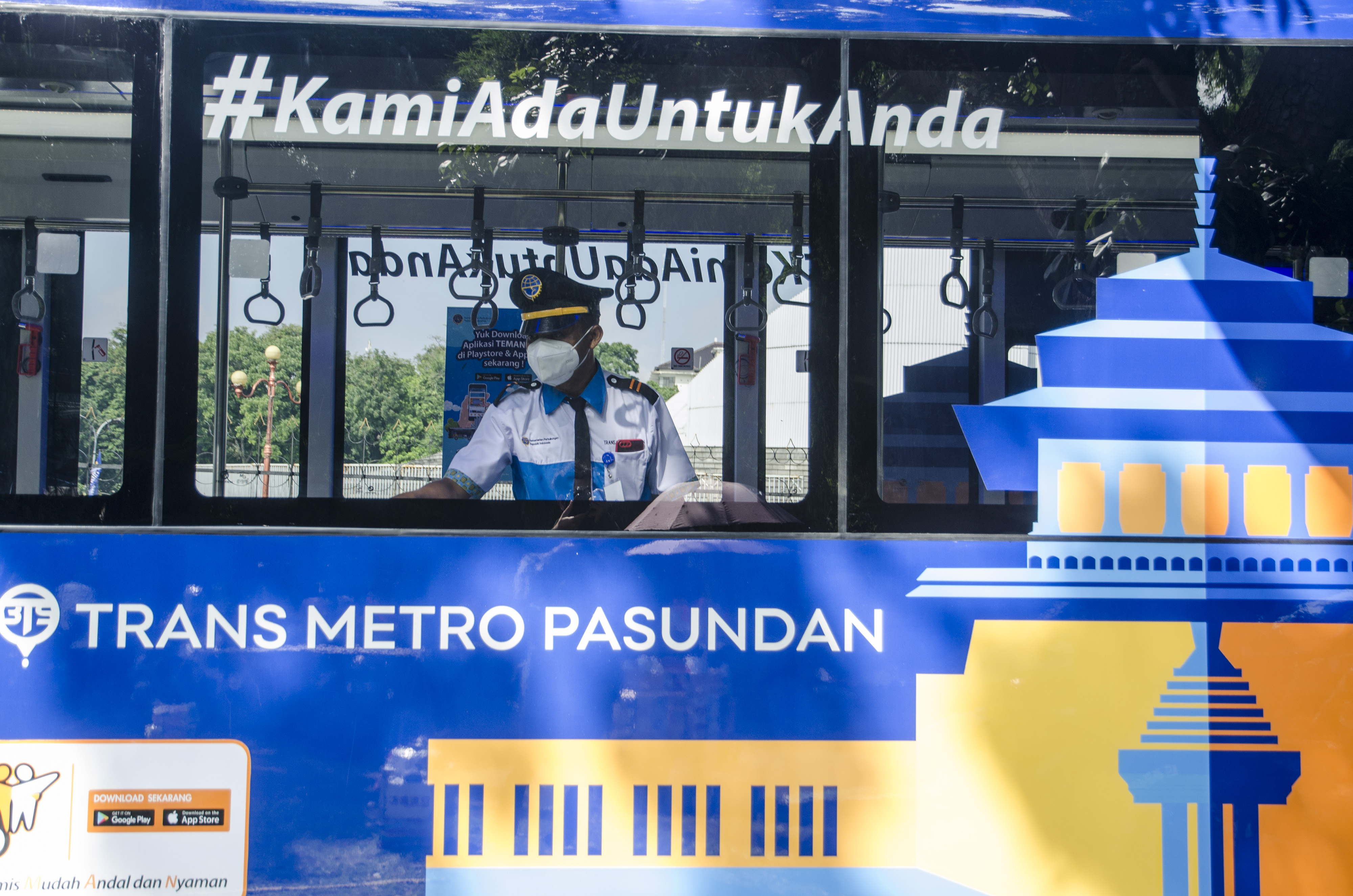 Petugas memeriksa kesiapan bus Trans Metro Pasundan di Monumen Perjuangan Rakyat Jawa Barat, Bandung, Jawa Barat, Senin (27/12).
