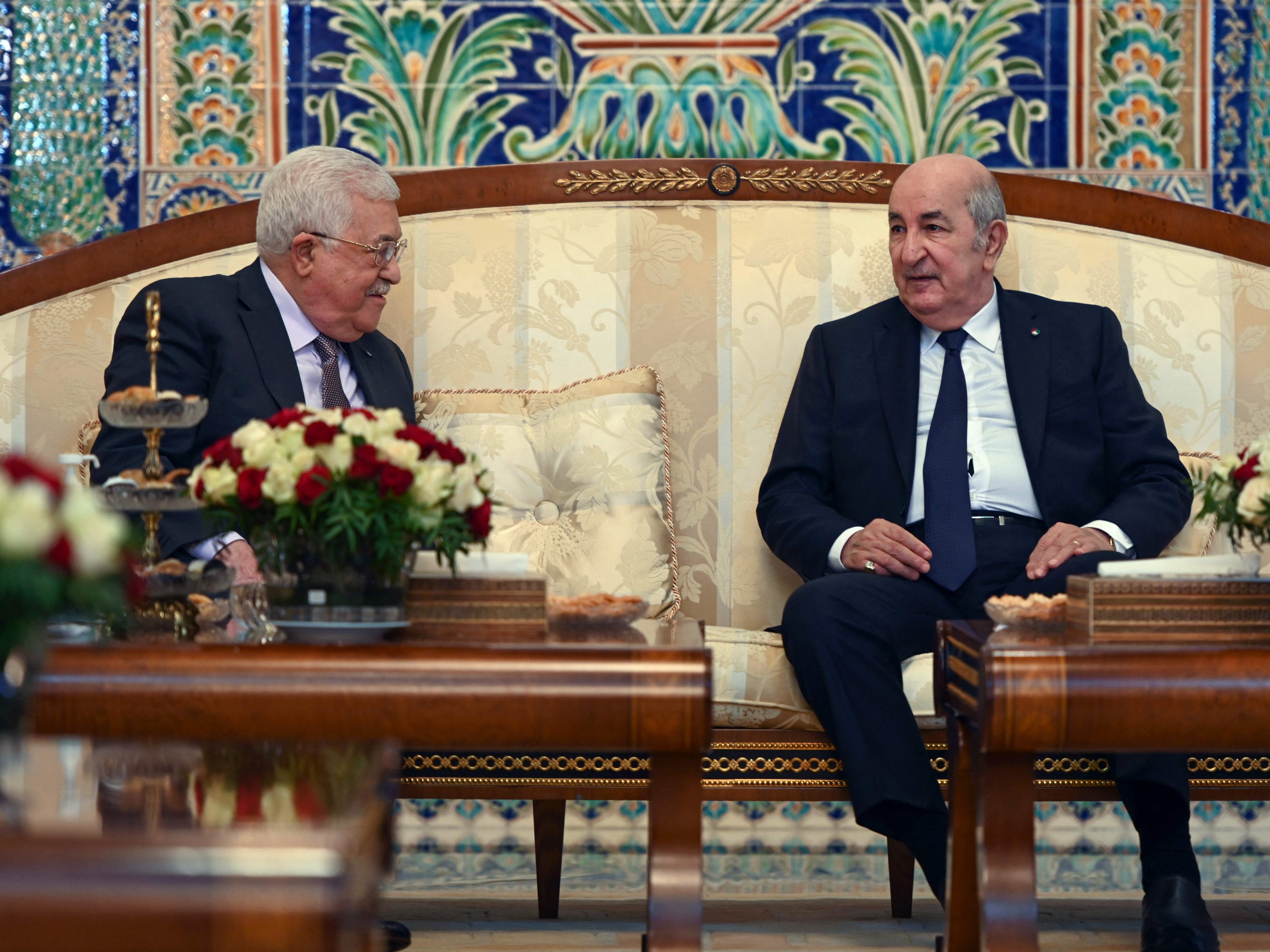 Presiden Aljazair Abdelmadjid Tebboune (kanan) dan Presiden Palestina Mahmud Abbas bertemu di ibu kota Aljazair.