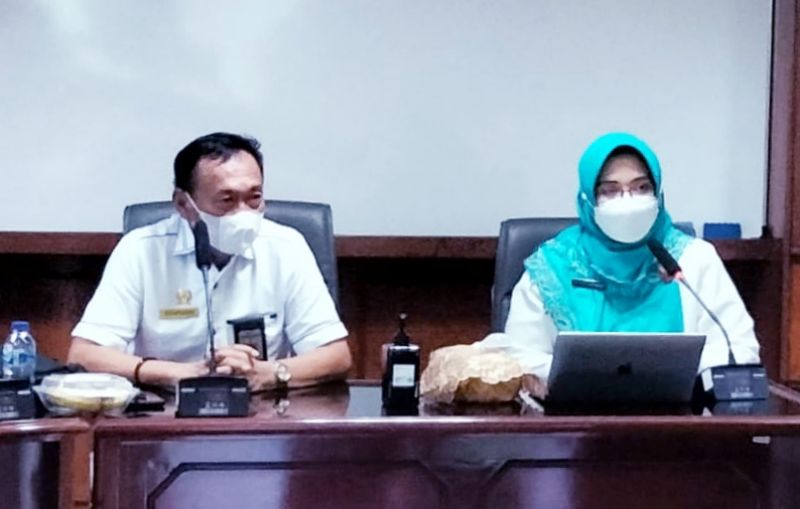 Koordinator Kelompok Penyelenggaraan Pendidikan Pusdiktan BPPSDMP Kementan, Inneke Kusumawaty (kanan) memimpin kegiatan FGD 