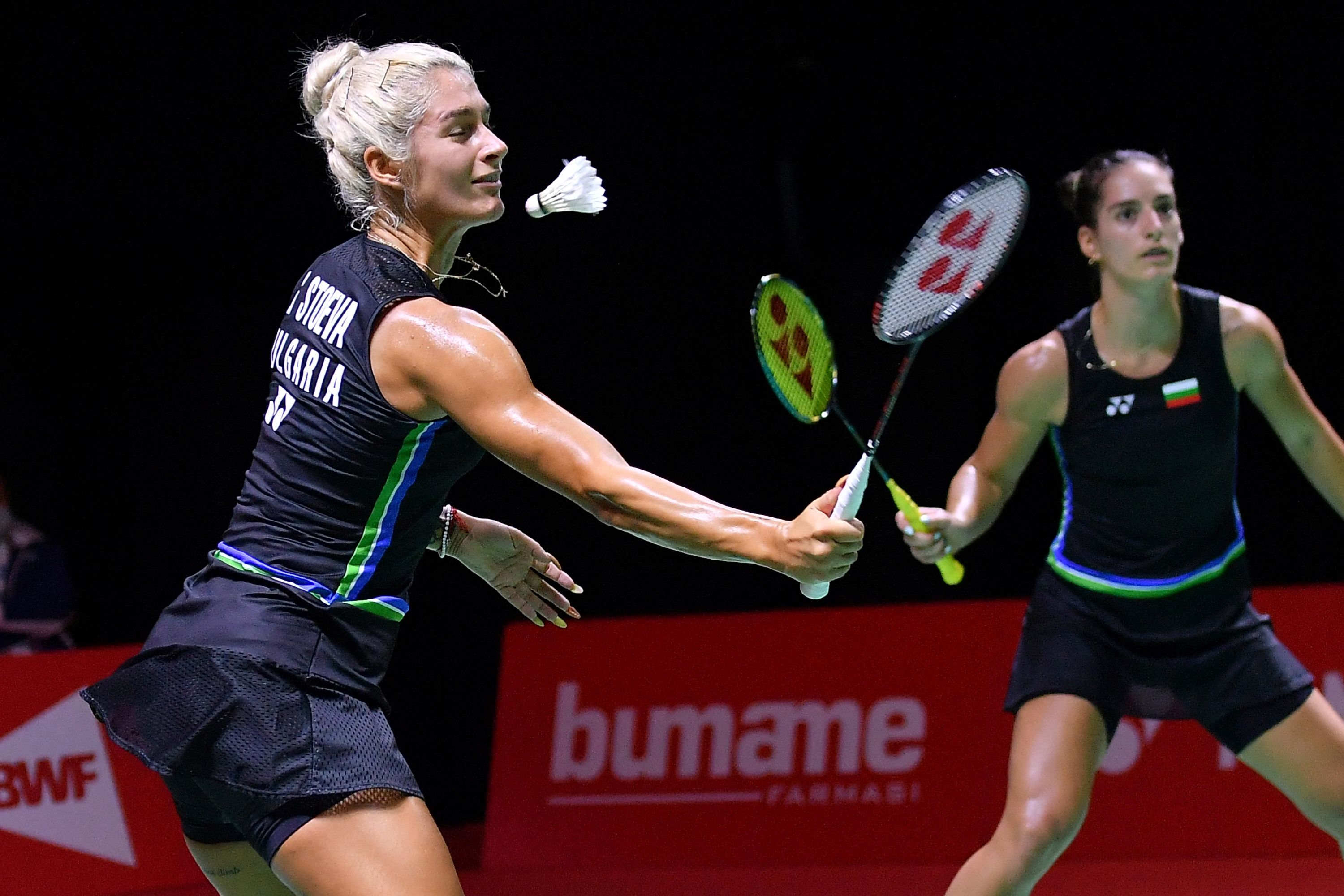  Pasangan ganda putri Bulgaria Gabriela Stoeva (kiri) dan Stefani Stoeva saat bertemu ganda India, Ashwini Ponnappa/Nelakurihi Sikki Reddy.