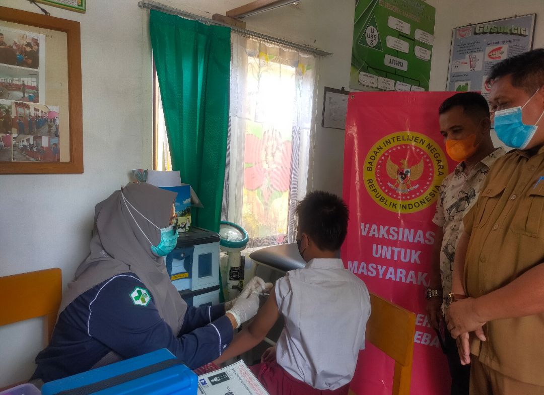 Binda Babel lakukan pencanangan atau kickoff vaksinasi usia 6-11 tahun di SD 13 Mangga, Belitung, Selasa (14/12)