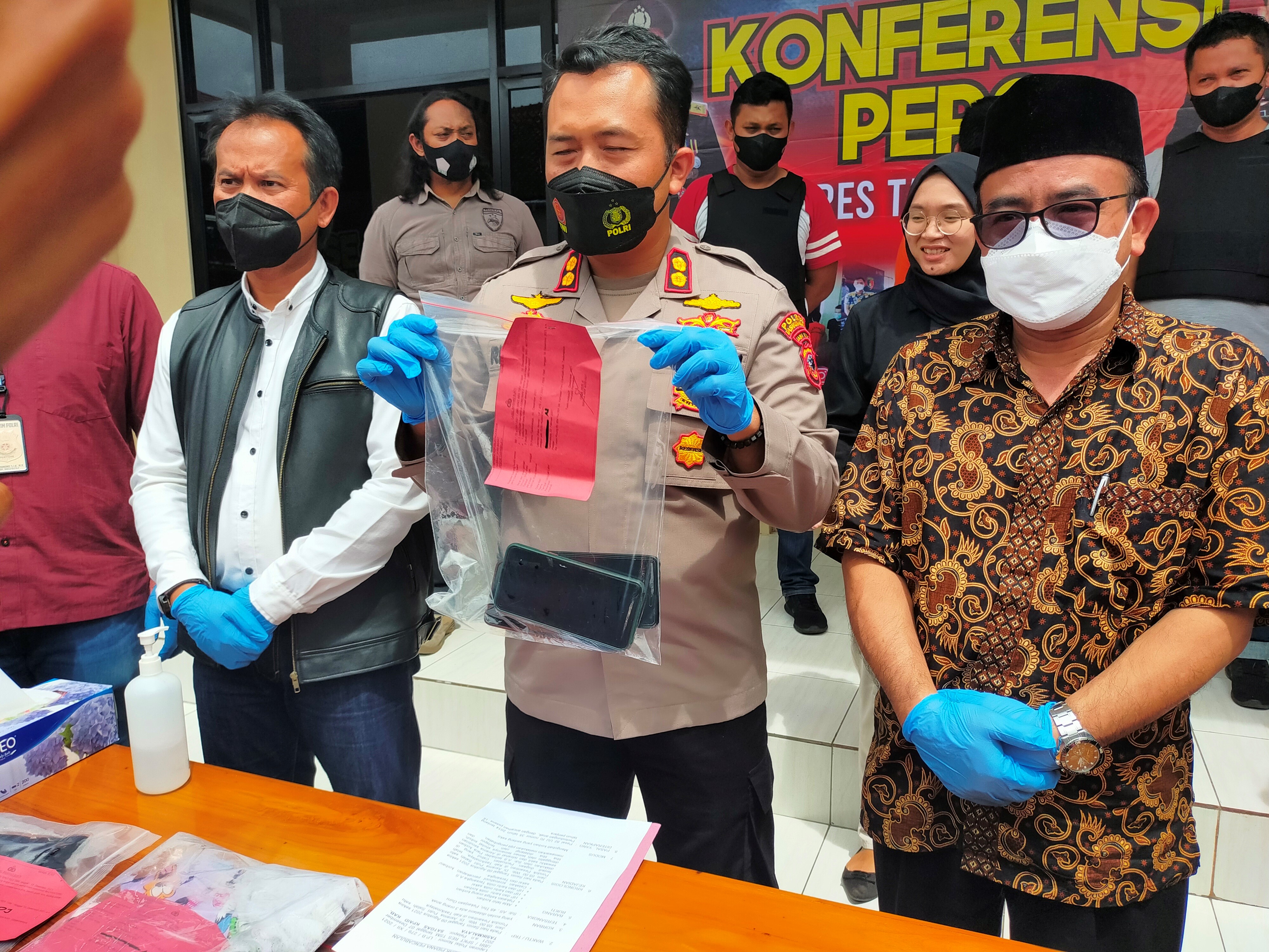 Kapolres Tasikmalaya AKB Rimsyahtono menunjukkan barang bukti perbuatan pencabulan terhadap anak di bawah umur.