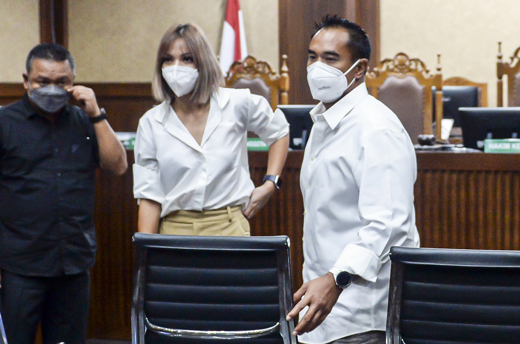 Terdakwa kasus narkoba Ardie Bakrie (kanan) dan Nia Ramadhani (tengah) menjalani sidang di PN Jakarta Pusat, Kamis (9/12).