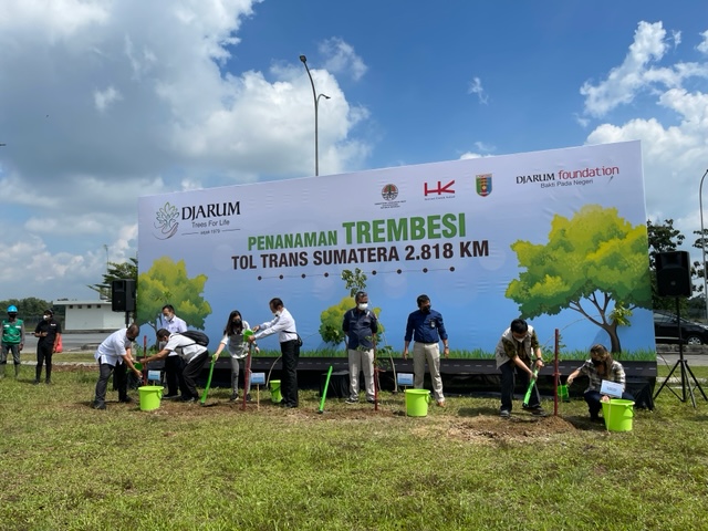 Djarum Foundation Hijaukan Ruas Tol Trans Sumatra di kawasan Ruas Tol Terbanggi Besar, Rabu (8/12).