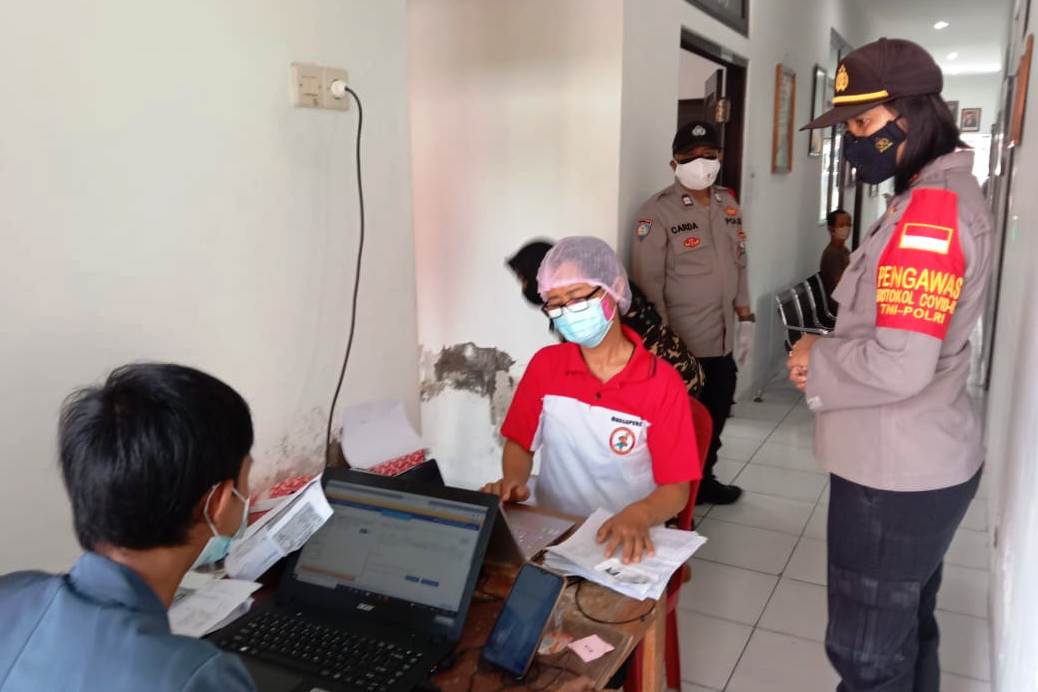 Vaksinasi di Bali oleh Polri.