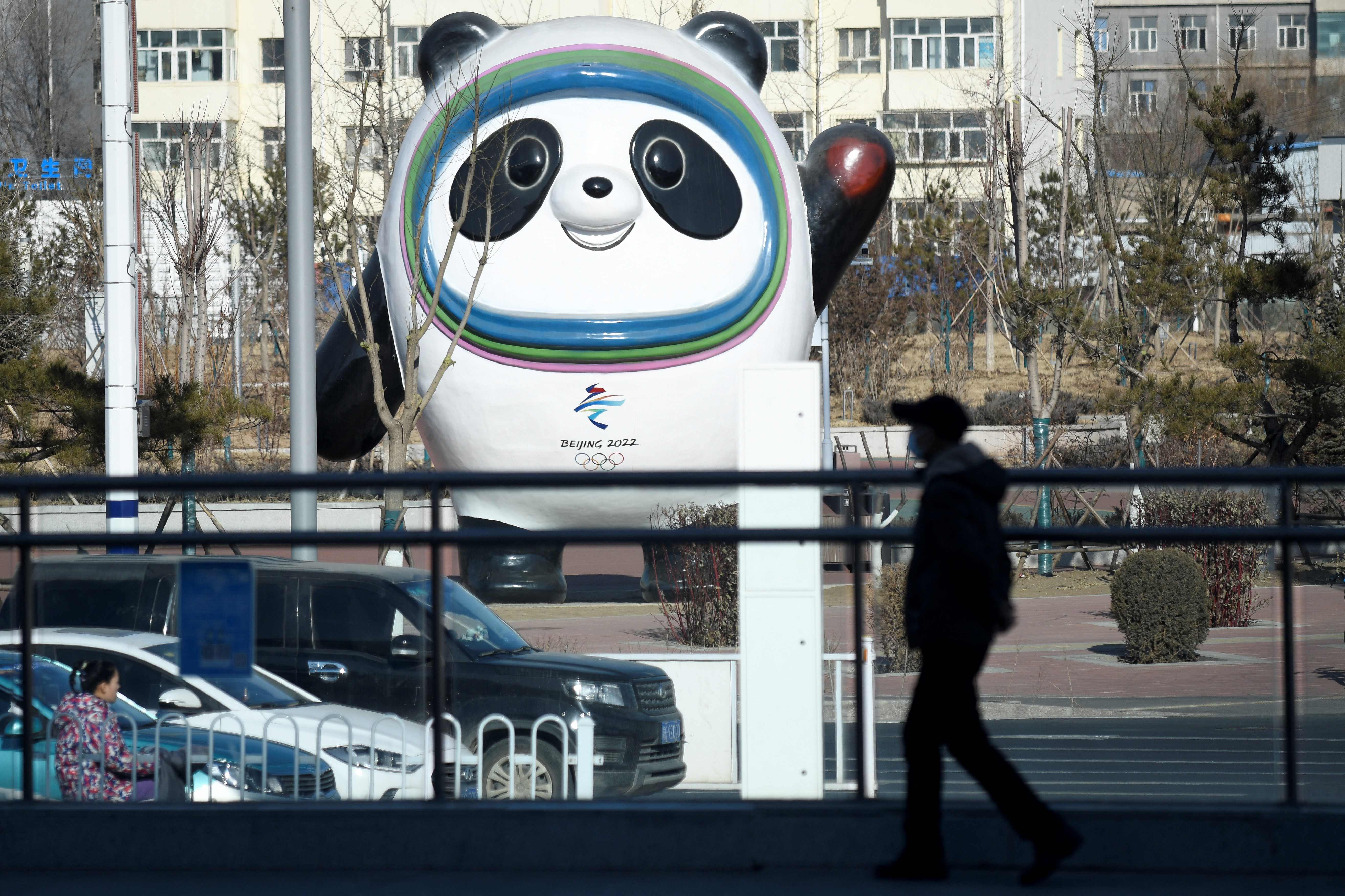  Bing Dwen Dwen, maskot Olimpiade Musim Dingin Beijing 2022 berdiri di depan stasiun kereya di Kota Zhangjiakou, Provinsi Hebei, Tiongkok.