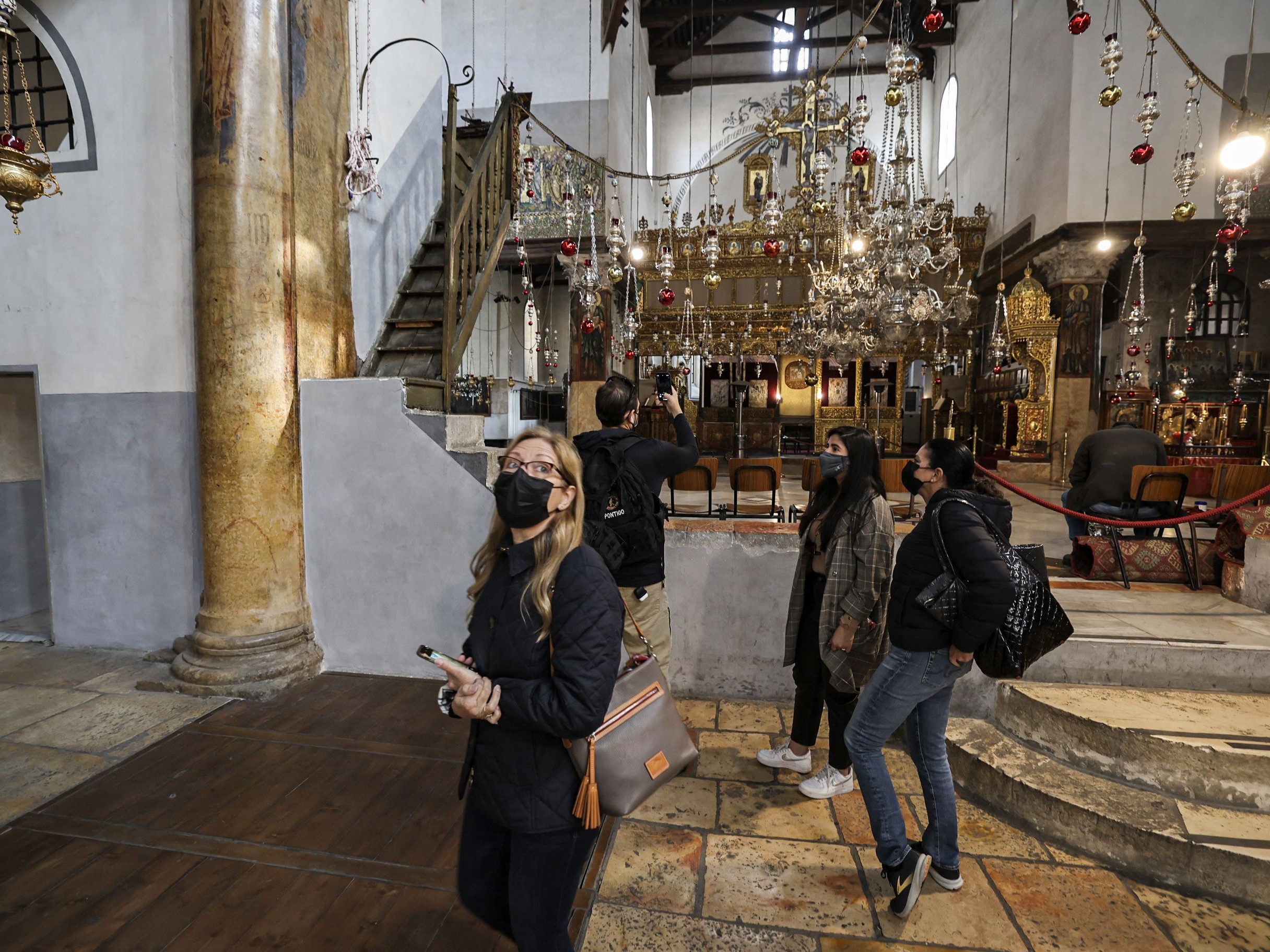 Gambar diambil pada 15 Desember 2021 menunjukkan segelintir pengunjung berkeliling Gereja Kelahiran.