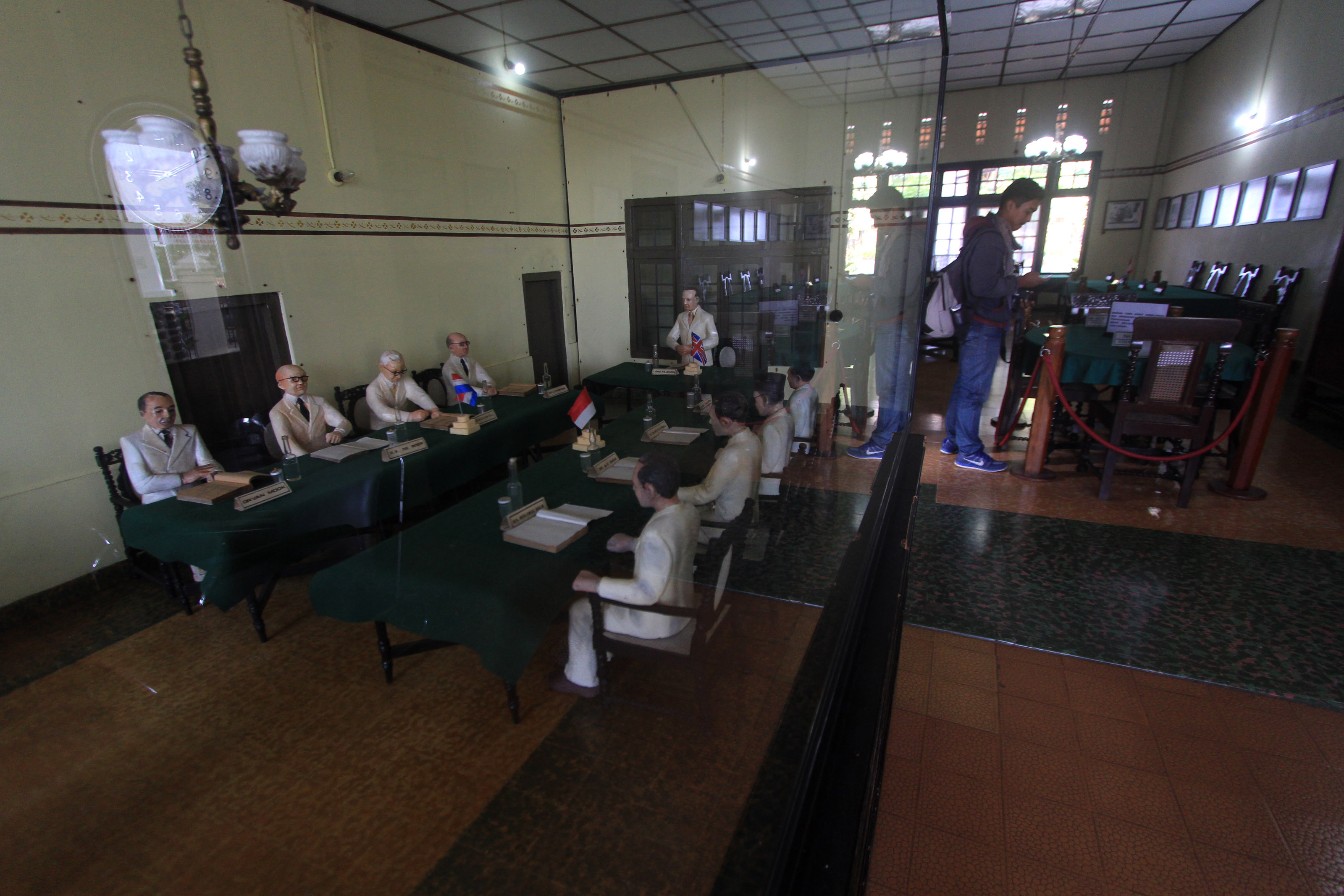 Pengunjung mengamati sejumlah barang peninggalan sejarah di Museum Linggarjati, Kuningan, Jawa Barat, Kamis (3/9).