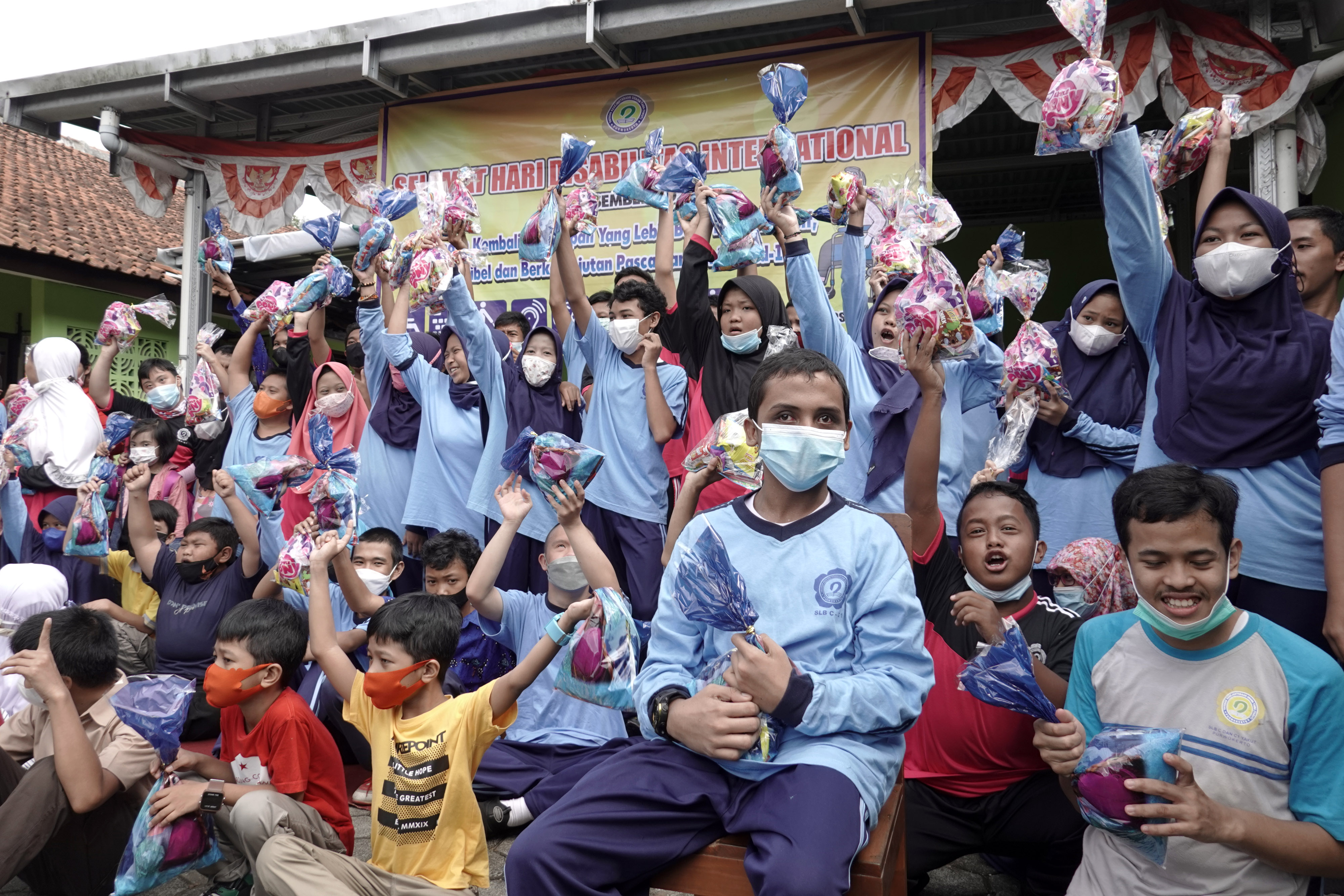 Sejumlah anak penyandang disabilitas saling menukar hadiah, di SLB C-C1 Yakut Purwokerto, Banyumas, Jateng, Kamis (2/12/2021).