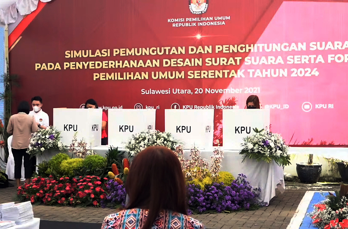 Simulasi pemungutan dan perhitungan suara menggunakan kertas suara yang sudah dimodifikasi, Manado, Sulut.