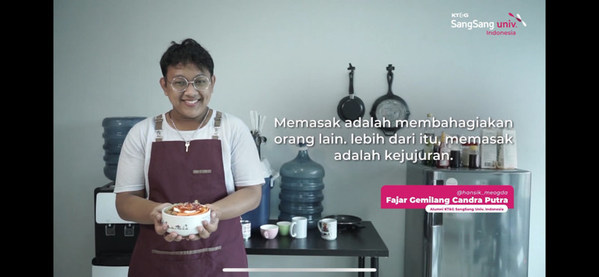  CEO Meogda, Fajar Gemilang Candra Putra, yang ikut mengikuti kelas memasak K-food tampil di Youtube KT&G SangSang Univ.