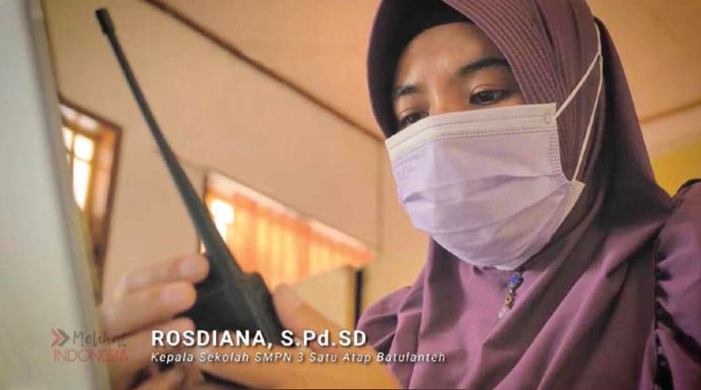 Kepala Sekolah SMPN 3 Satu Atap Batu Lanteh, Rosdiana, dalam program Melihat Indonesia yang tayang di Metro TV.