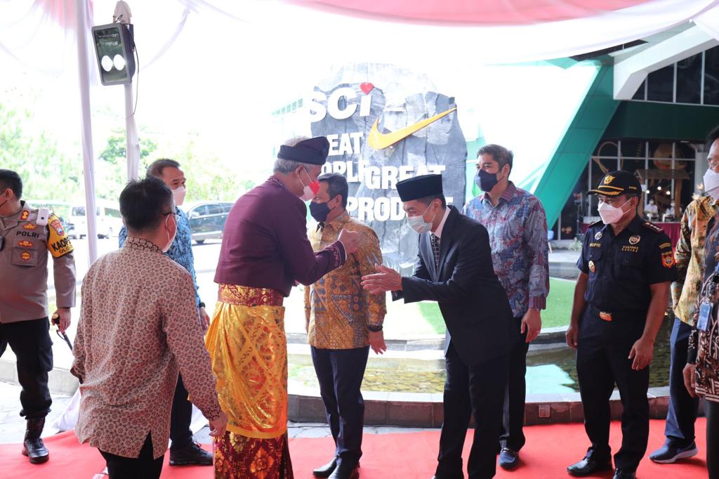 Gubernur Jawa Tengah, Ganjar Pranowo melepas sedikitnya 14 eksportir, di Salatiga, Kamis (23/12)