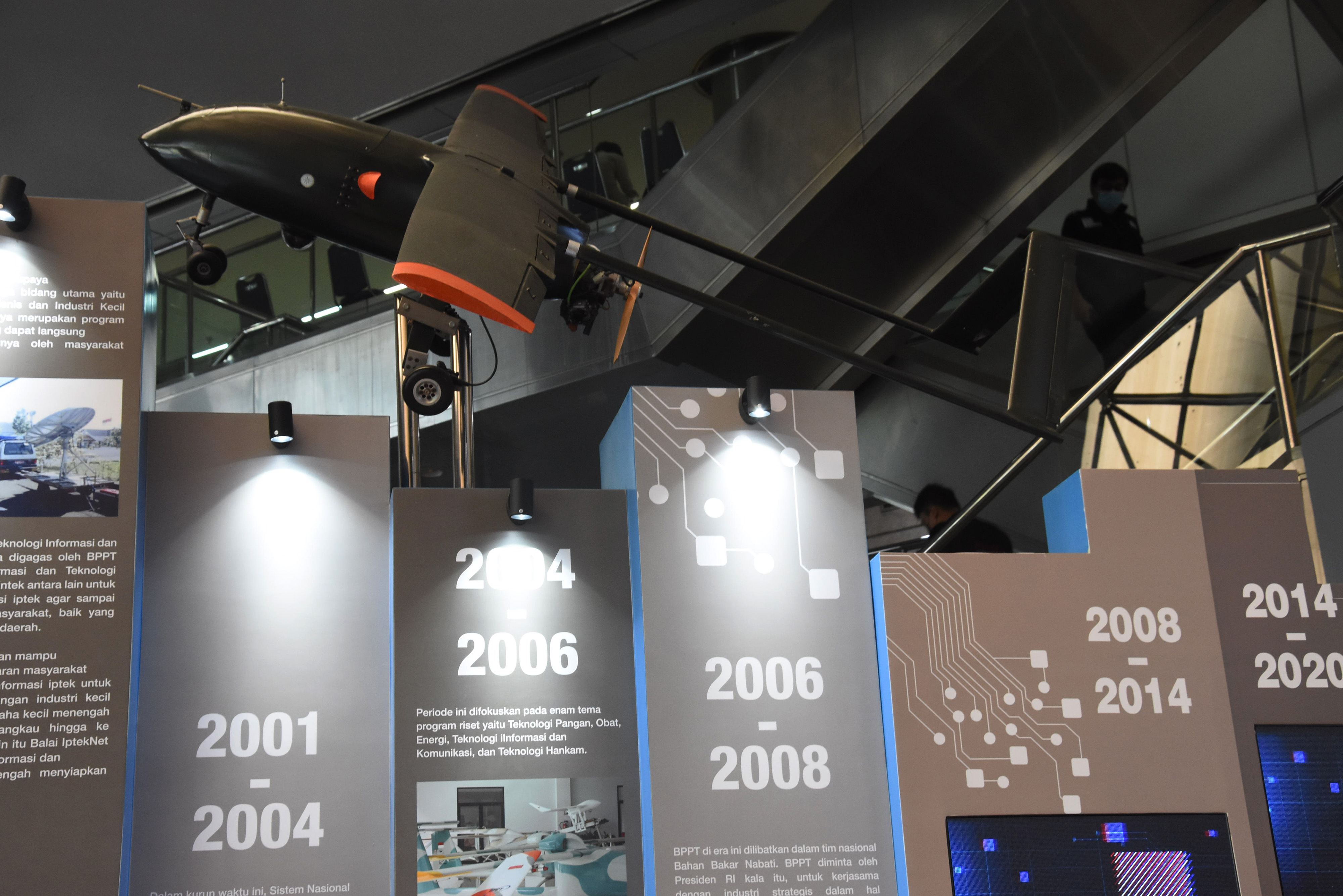 Sejumlah pegawai berada di Kantor Kementerian Riset dan Teknologi /Badan Riset dan Inovasi Nasional di Jakarta, Minggu (11/4/2021)