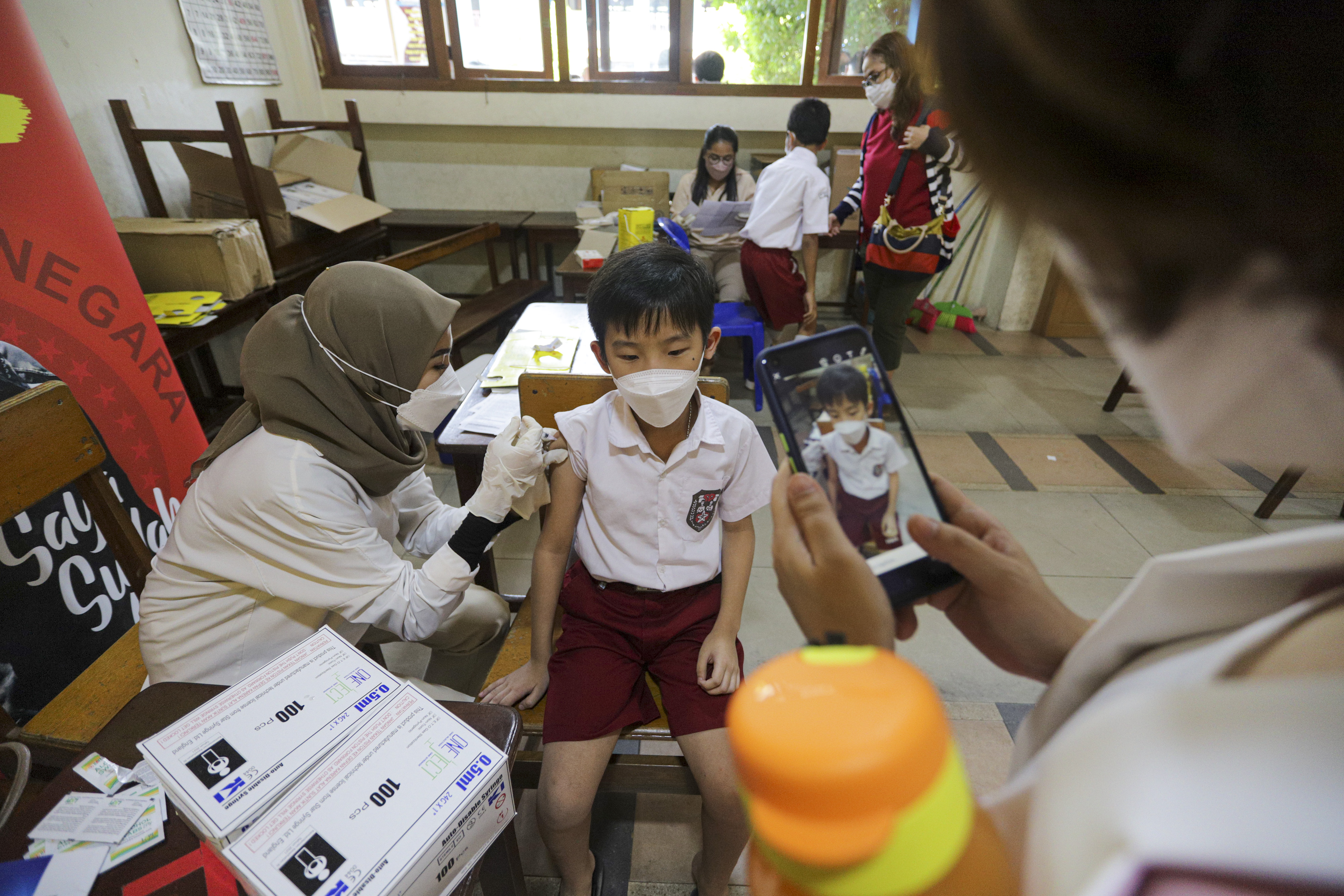 Vaksinasi covid-19 untuk anak usia 6-11 tahun sudah dimulai dibeberapa tempat, di Kabupaten Cianjur dijadwalkan dimulai awal tahun 2022