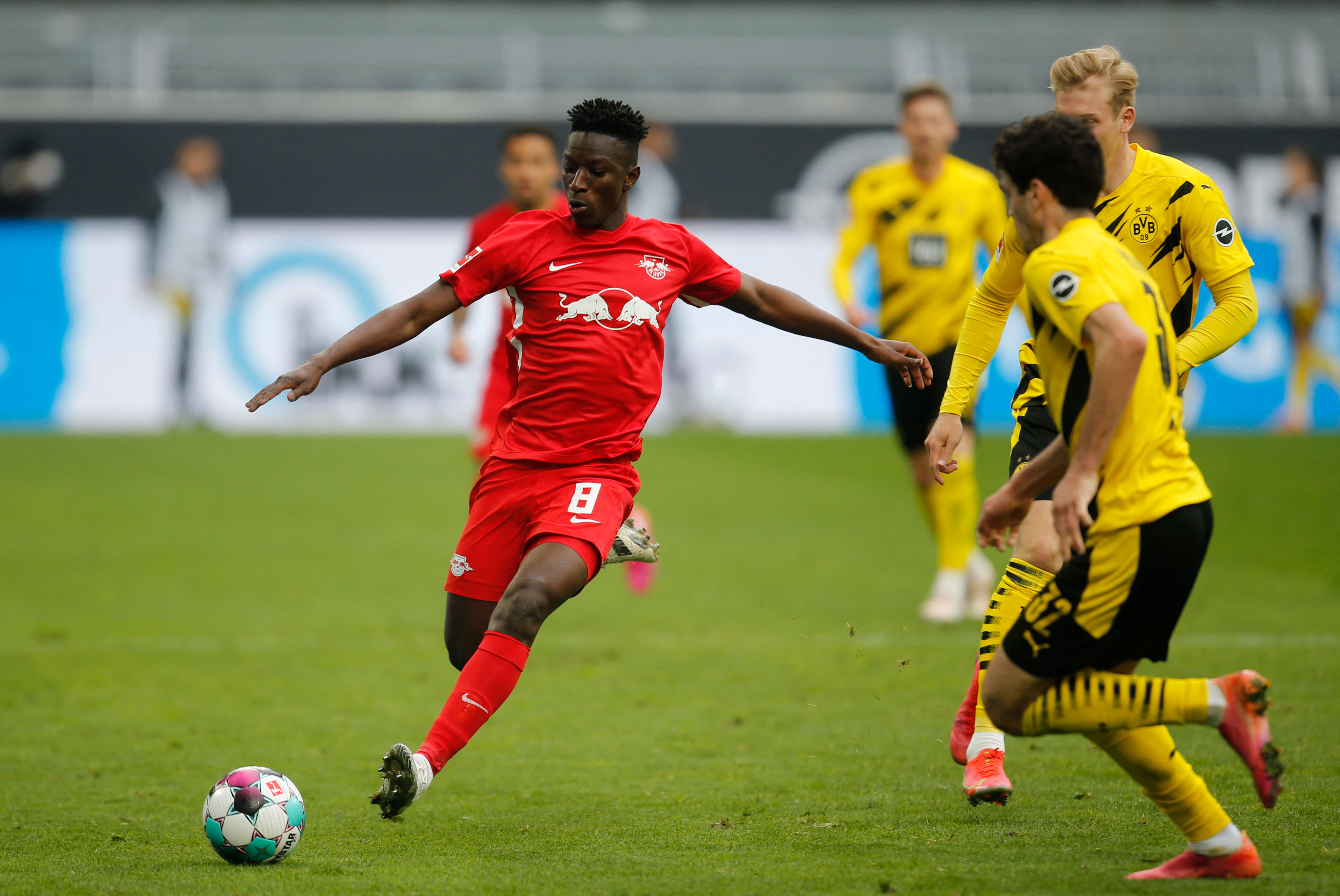 Gelandang RB Leipzig, Amadou Haidara (kiri) menjadi incaran Ralf Rangnick untuk diboyong ke Manchester United.