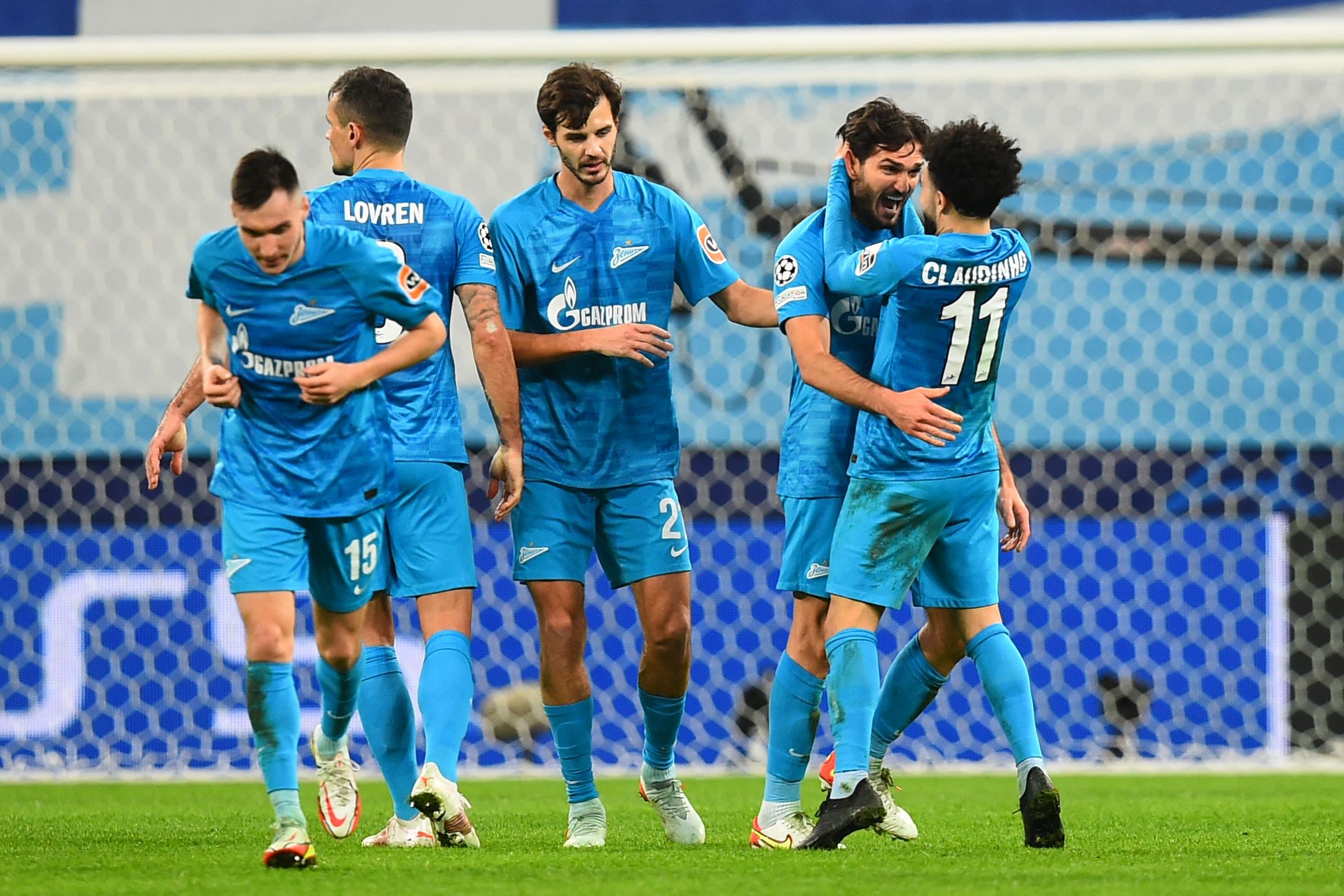 Para pemain Zenit St Petersburg melakukan selebrasi usai mencetak gl larut yang memastikan hasil imbang melawan Chelsea di Liga Champions.