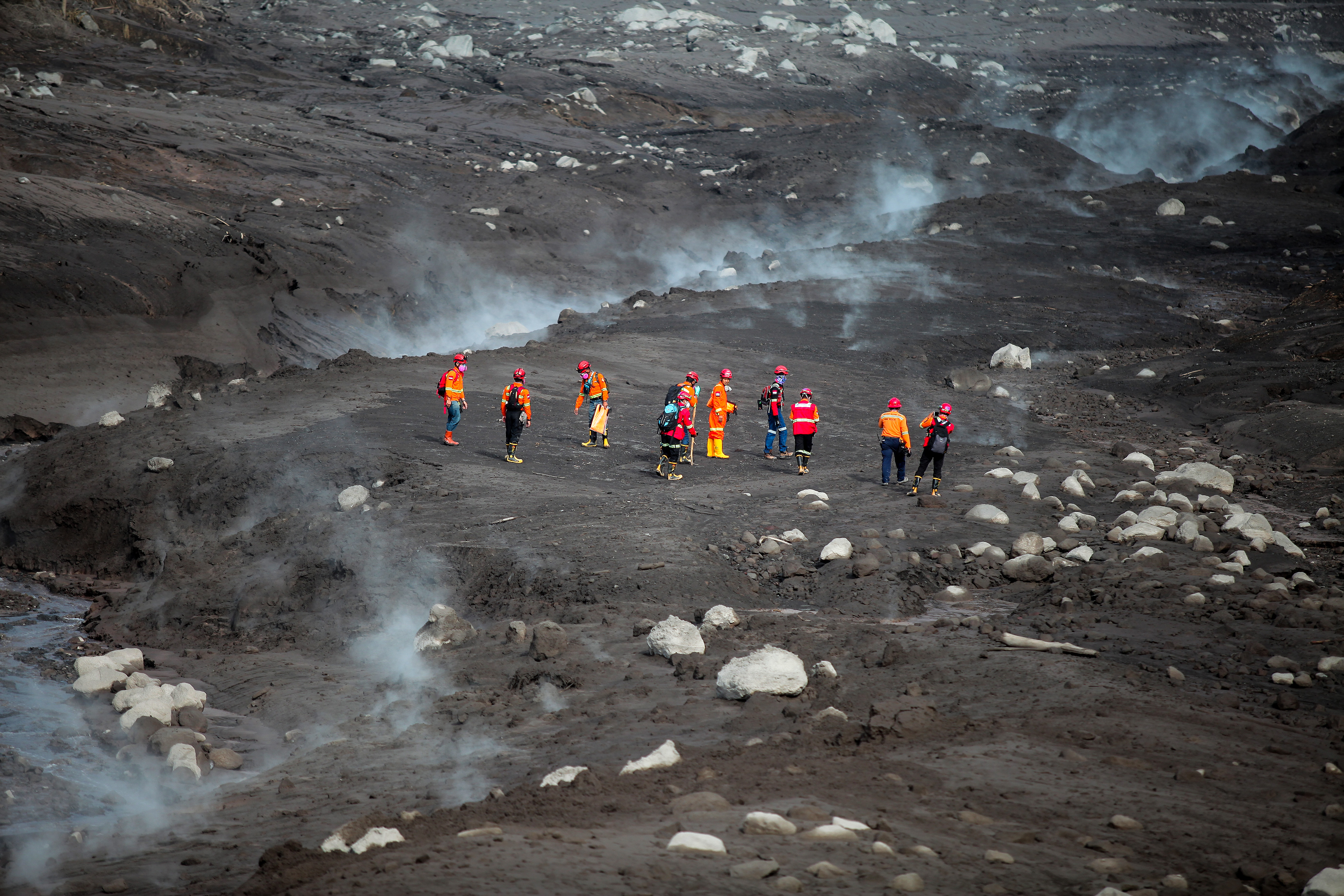 Tim SAR gabungan melakukan proses pencarian korban di jalur material guguran awan panas Gunung Semeru
