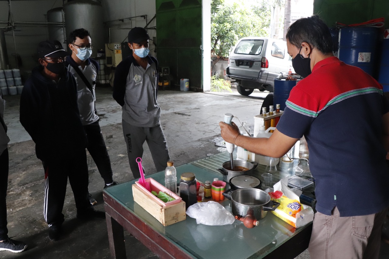 Local hero Putu Dedi bergerak mengatasi sampah di Desa Paksebali, Klungkung, Bali, dengan berkolaborasi pemerintah desa dan perusahaan. 