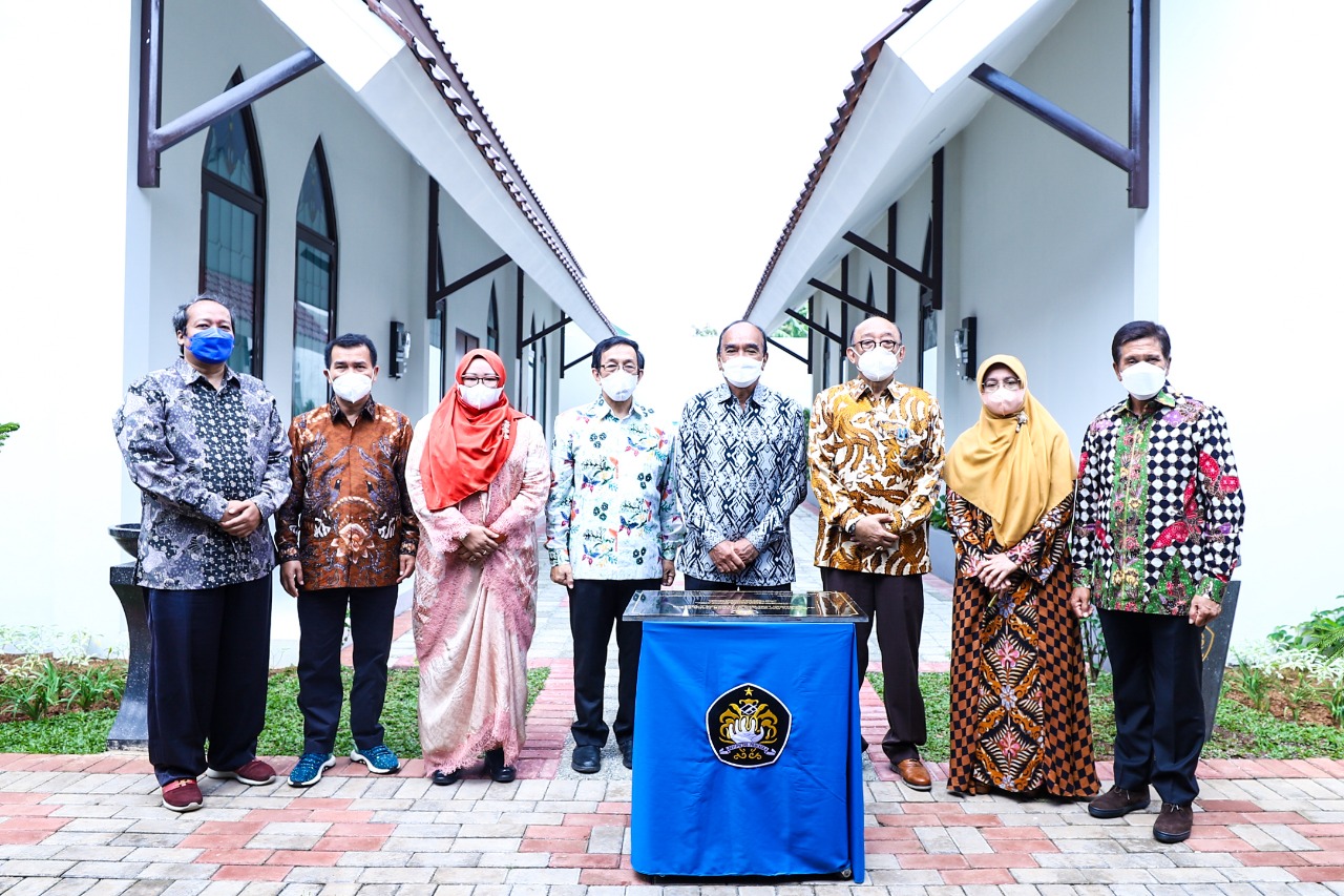 Siswono Yudo Husudo (tengah) bersama pimpinan Universitas Pancasila usai meresmikan Graha Layanan Kristen di Kampus Universitas Pancasila. 