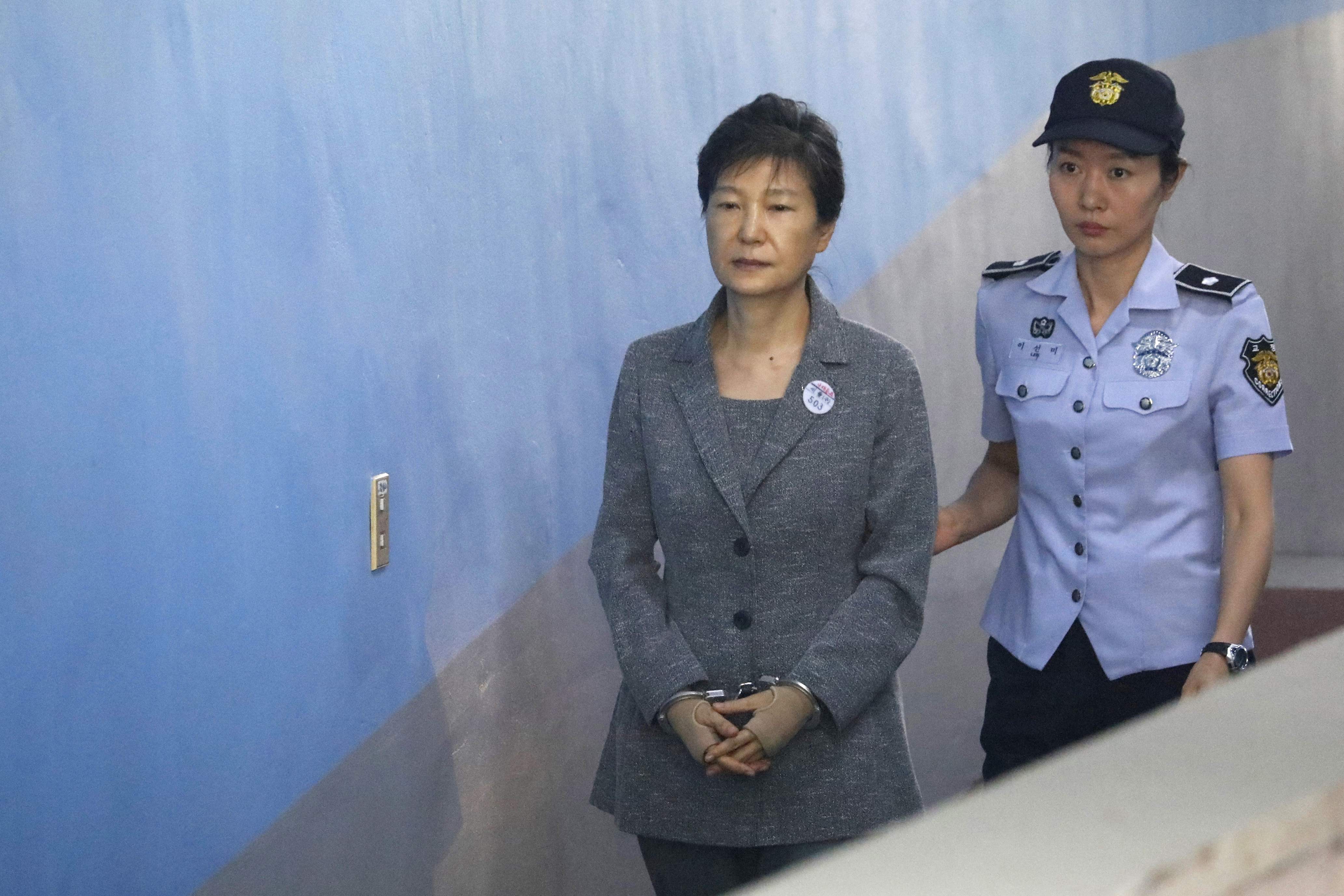Pemimpin terguling Korea Selatan Park Geun-hye tiba di pengadilan di Seoul, Korea Selatan, hari ini.