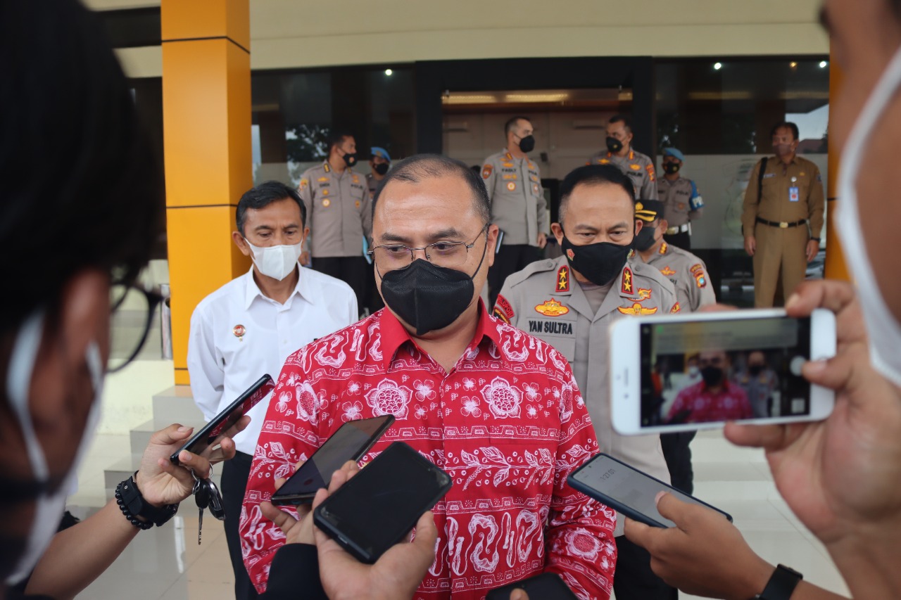 Gubernur Babel Erzaldi Rosman diwawancarai wartawan.