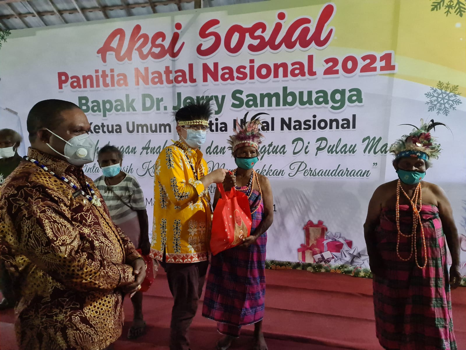 Ketua Panitia Natal Nasional 2021 Jerry Sambuaga memberikan bantuan paket sembako untuk warga i Pulau Mansinam, Manokwari, Papua Barat.