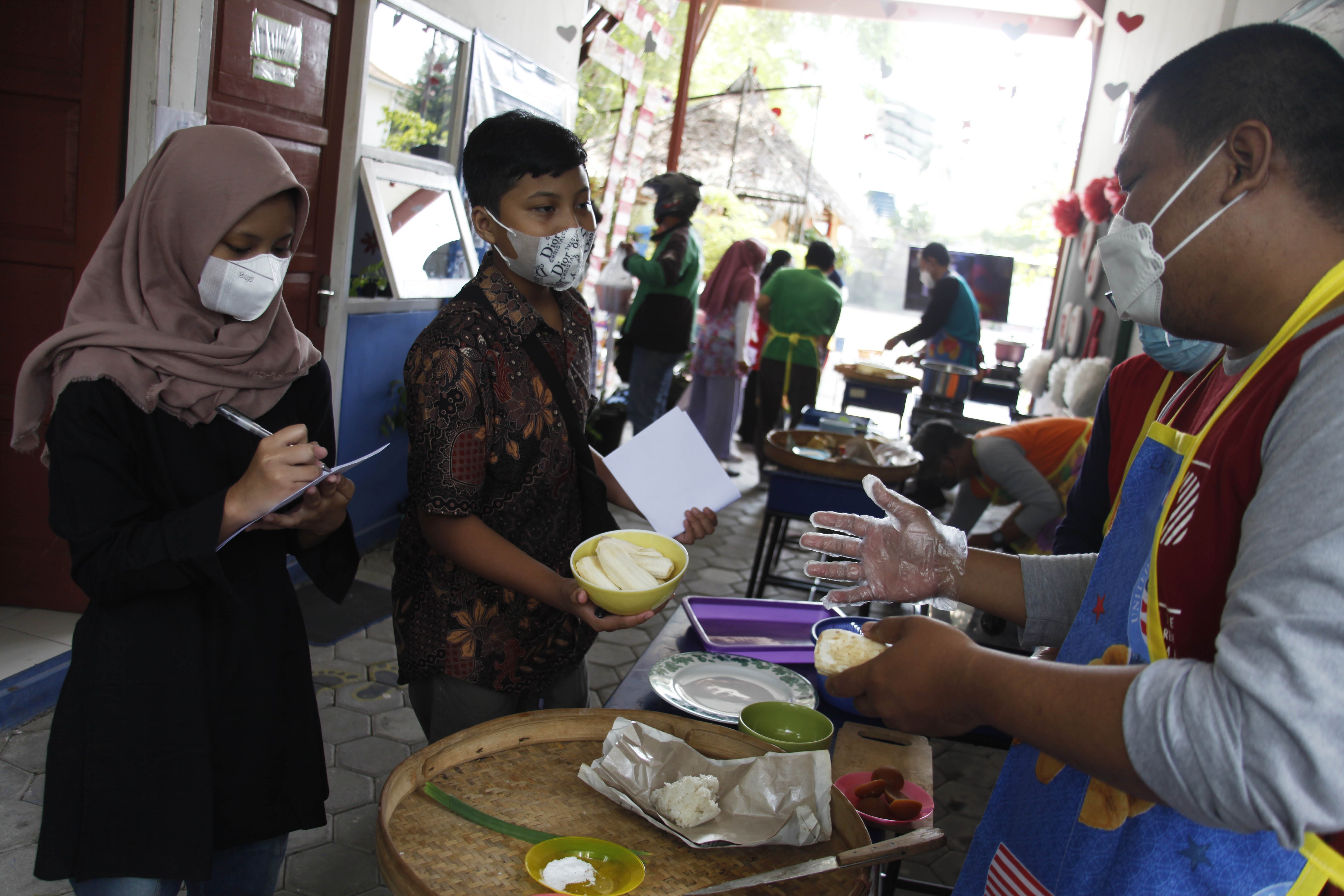 Guru SMP Lazuardi Kamila GCS Solo mengikuti kompetisi memasak makanan sehat dengan juri siswa setempat di Solo, Jawa Tengah.