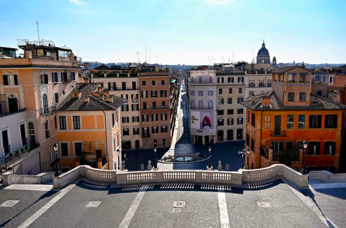 Via dei Condotti, sebuah jalan yang dipenuhi toko kosong di Roma, Italia akibat lockdown.
