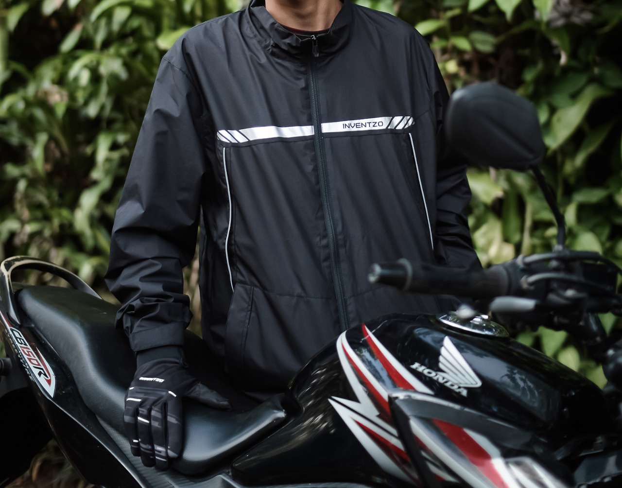 Ilustrasi. Beberapa item yang perlu digunakan saat berkendara motor.