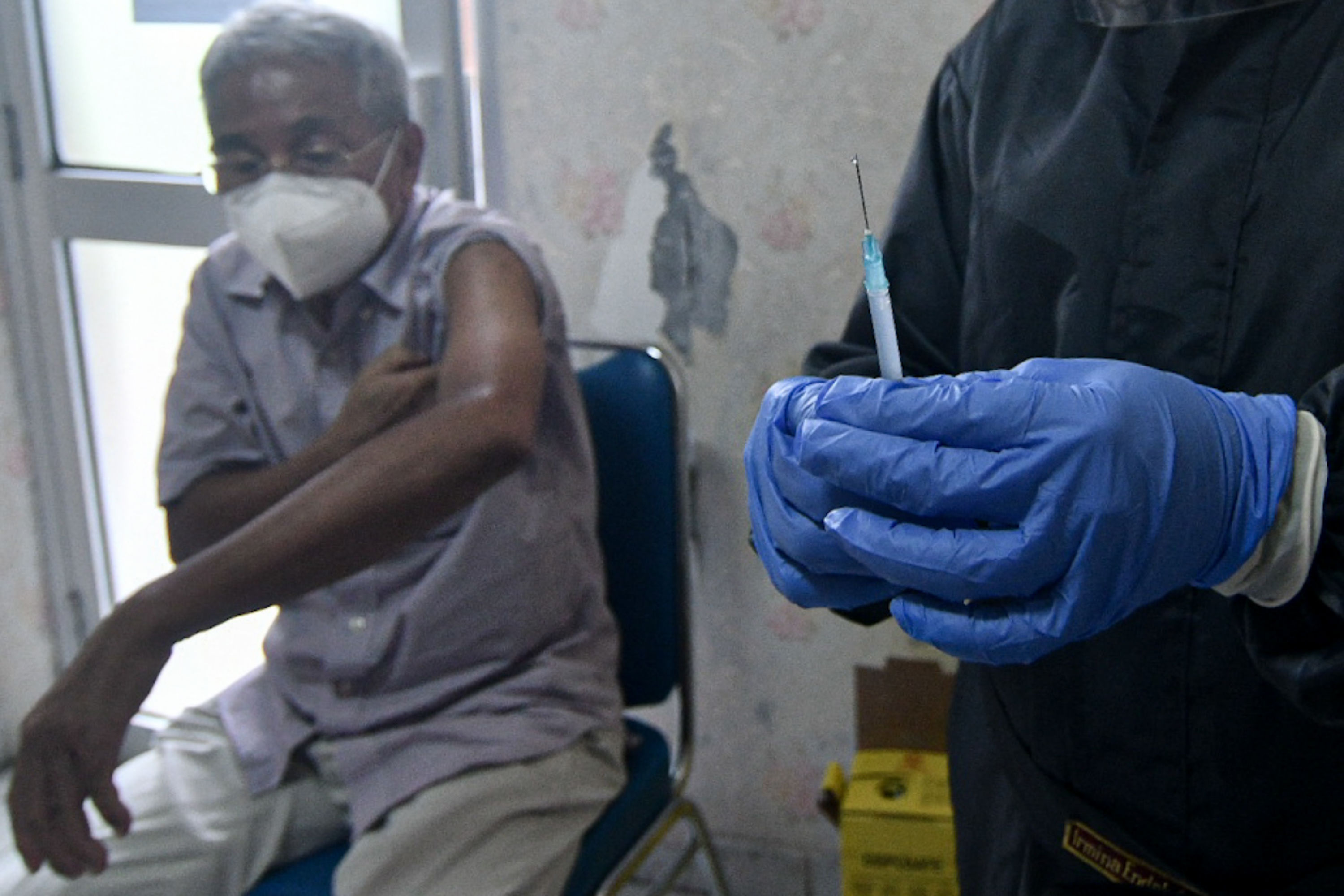 Seorang lansia menjalani vaksinasi covid-19.