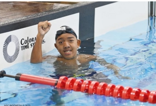 Muhamamd Gerry Pahker merayakan kemenangan di perlombaan ara-renang AYPG 2021