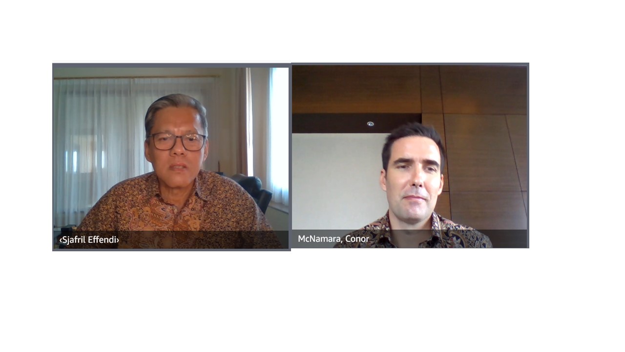 Sjafril Effendi, Direktur PT Metrodata Electronics Tbk (kiri) dan Conor McNamara, Managing Director, AWS ASEAN