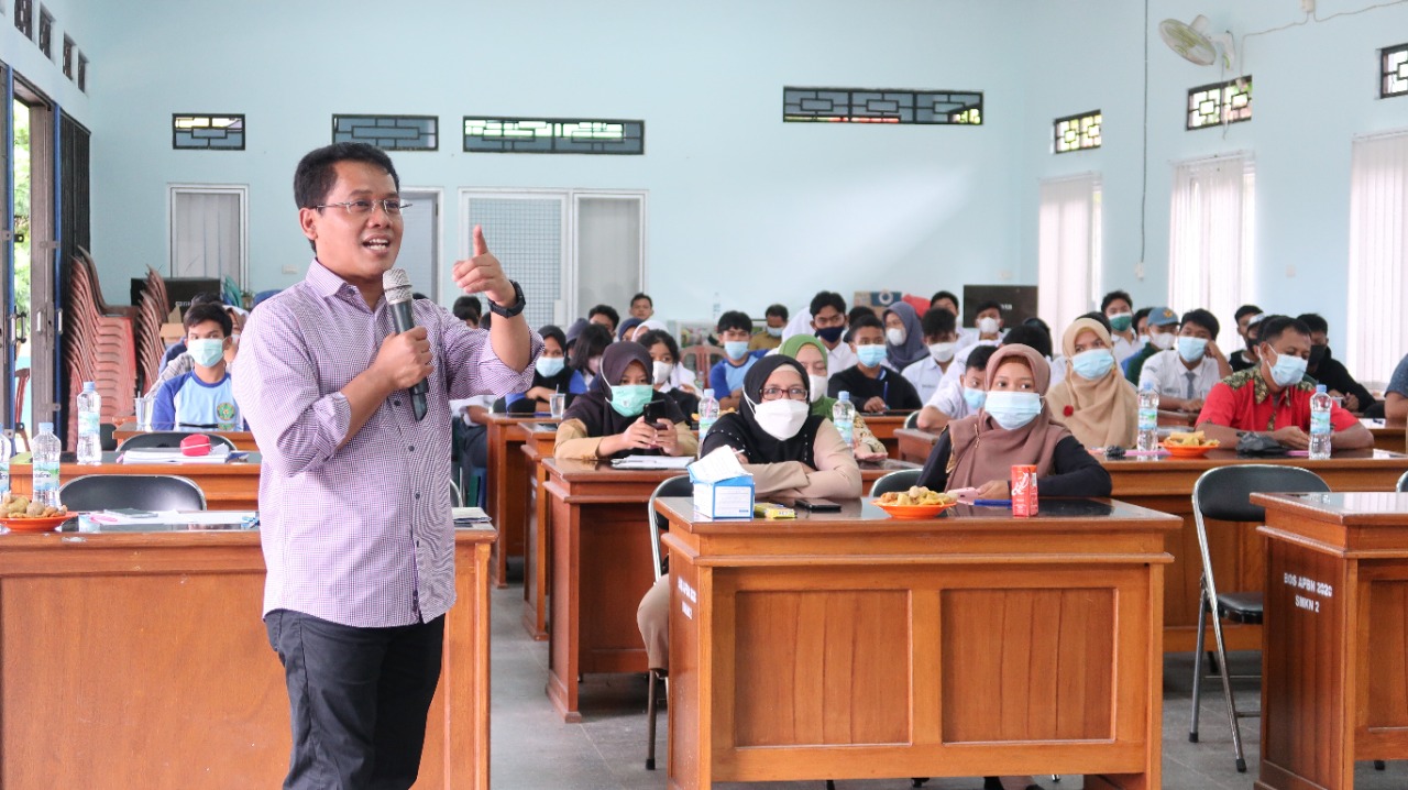 Sosialisasi dan pengenalan penggunaan komposit serat alam oleh tim PKM Untar di Bangka Belitung.