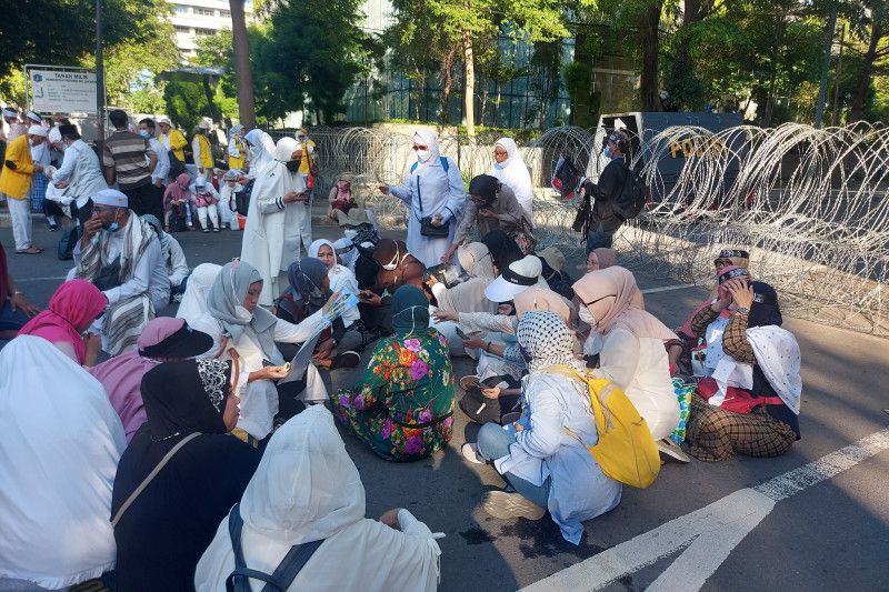 Massa Reuni 212 mulai berdatangan dan berkumpul di barikade, Kamis (2/12)