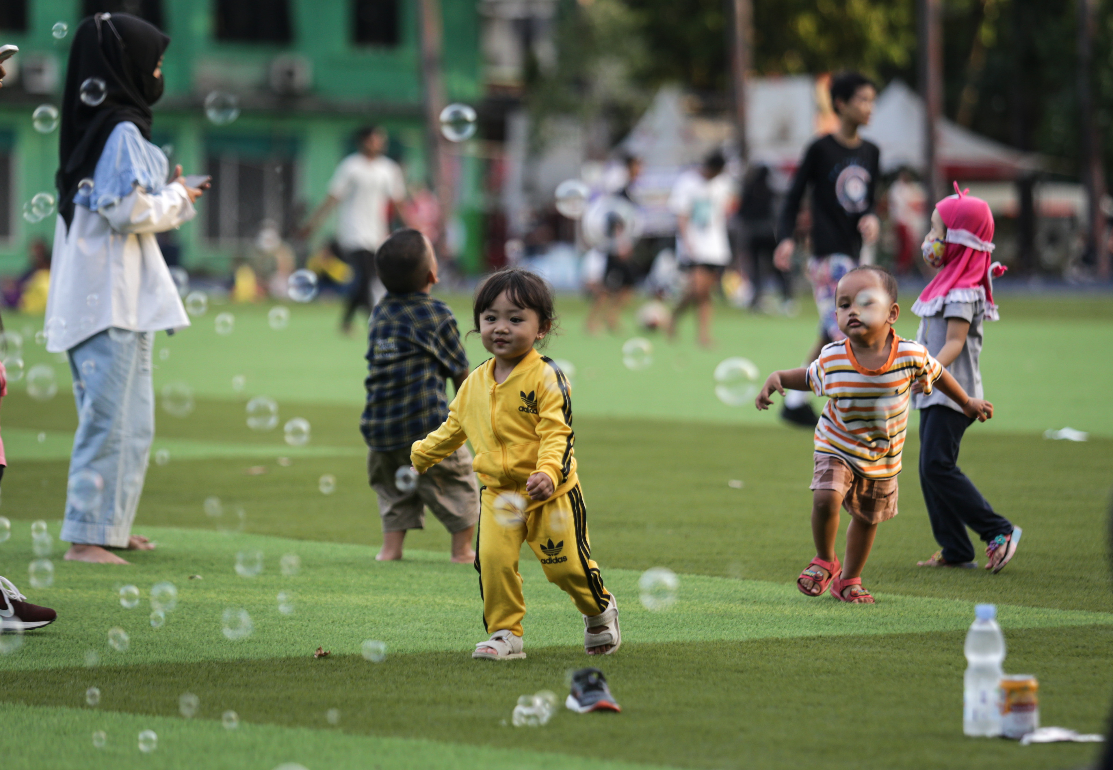 Sejumlah anak-anak bermain di Alun-alun Kota Tangerang, Banten.