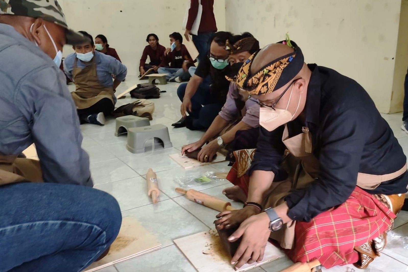 Rektor ISI Denpasar, Prof. Wayan 'Kun' Adnyana (kanan depan) dalam suatu aktivitas di kampus setempat, Rabu (8/12).