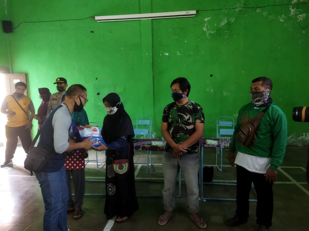 Penyerahan bantuan sembako dari Polres Klaten untuk warga terdampak pembangunan jalan tol