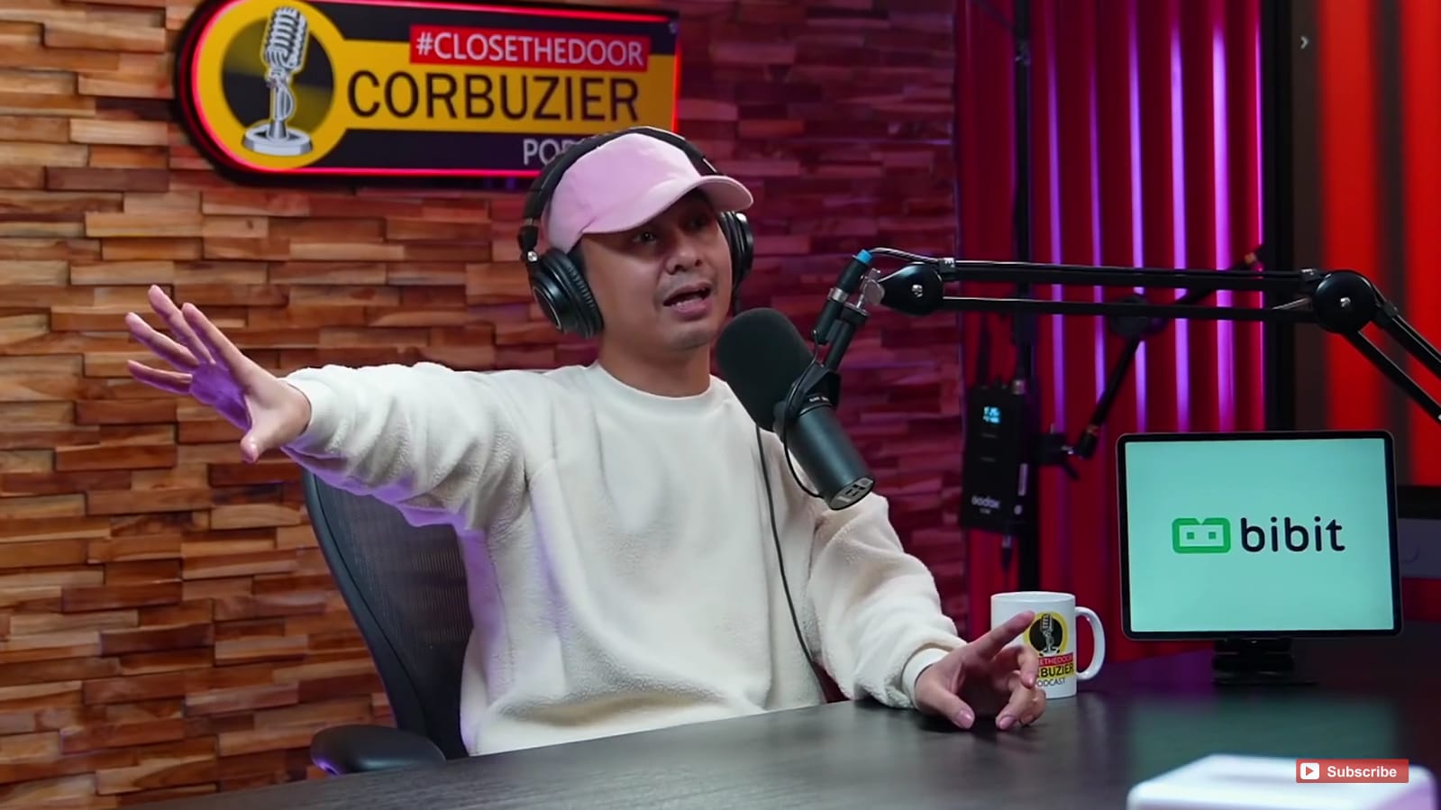 Raditya Dika, pesohor yang juga penulis buku. 