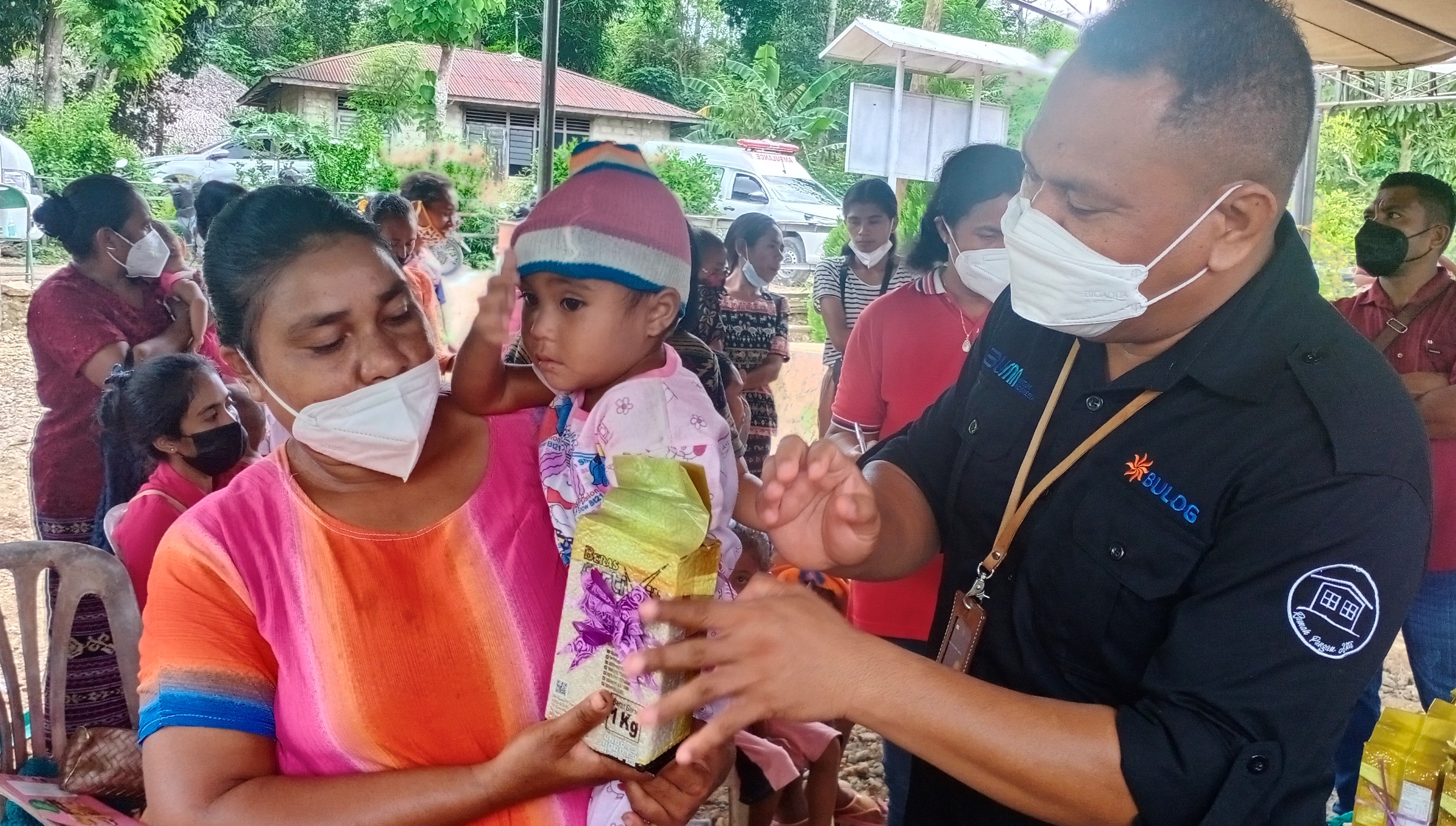 Bulog mengelontorkan ribuan beras fortivit kepada balita stunting di Desa Bokong, Kecamatan Taebenu, Nusa Tenggara Timur, Kamis (2/12/2021).
