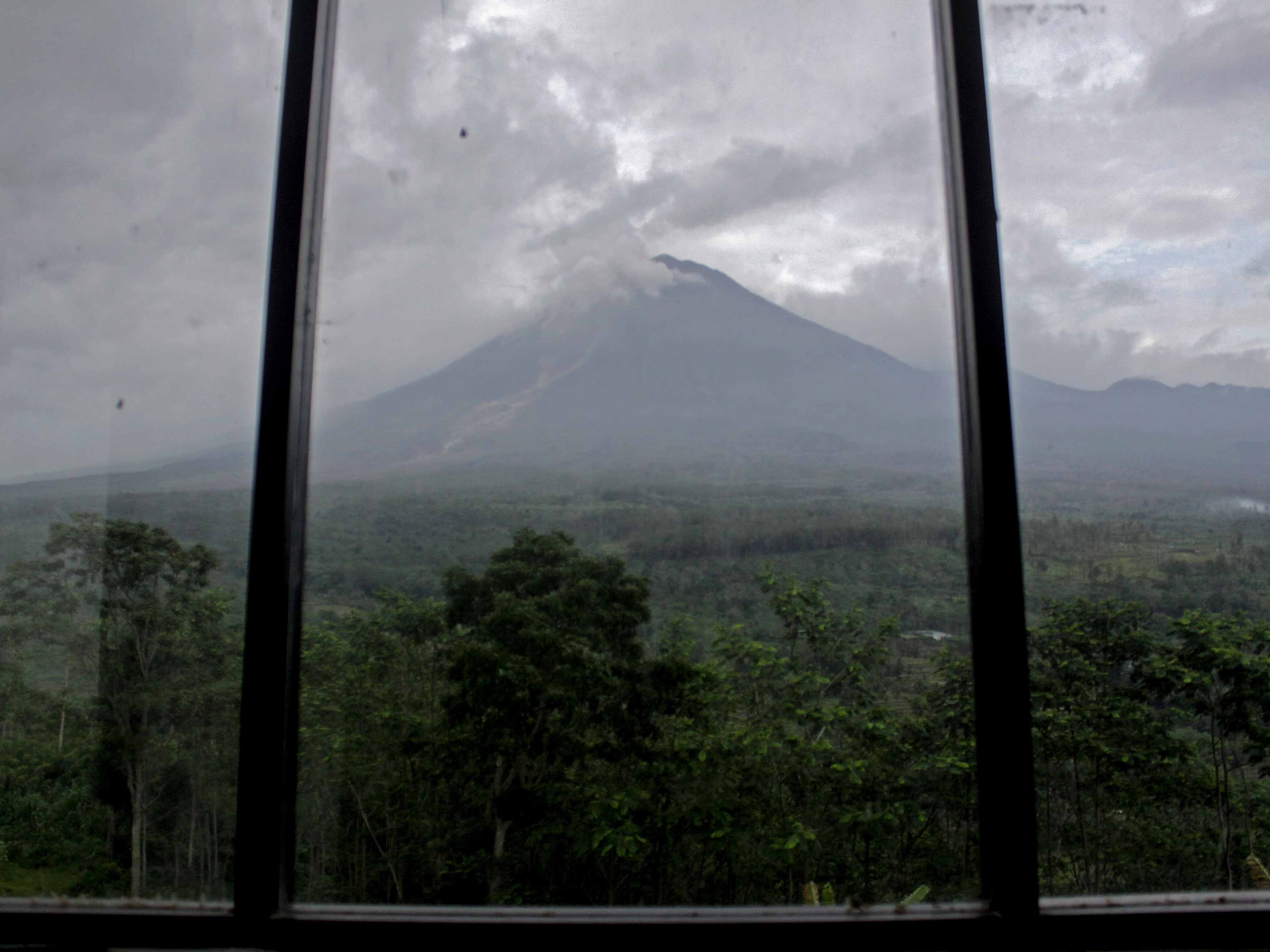 Aktivitas Gunung Semeru terpantau dari pos pantau di desa Sumberwuluh, Candipuro, Lumajang, Jawa Timur, Minggu (17/1/2021).