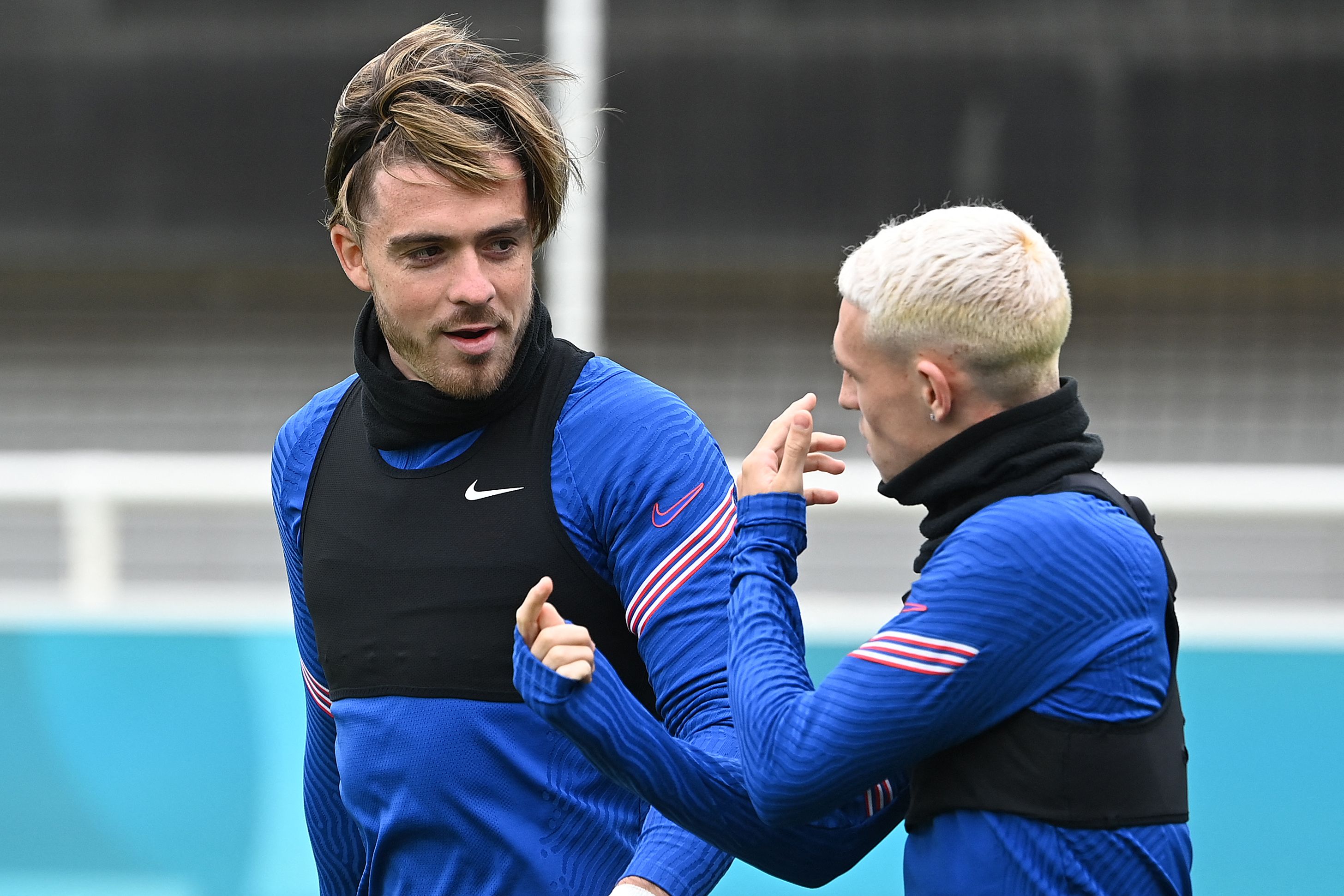 Pemain Manchester City, Jack Grealish (kiri) dan Phil Foden mendapat hukuman dari Pep Guardiola setelah diketahui dugem. 