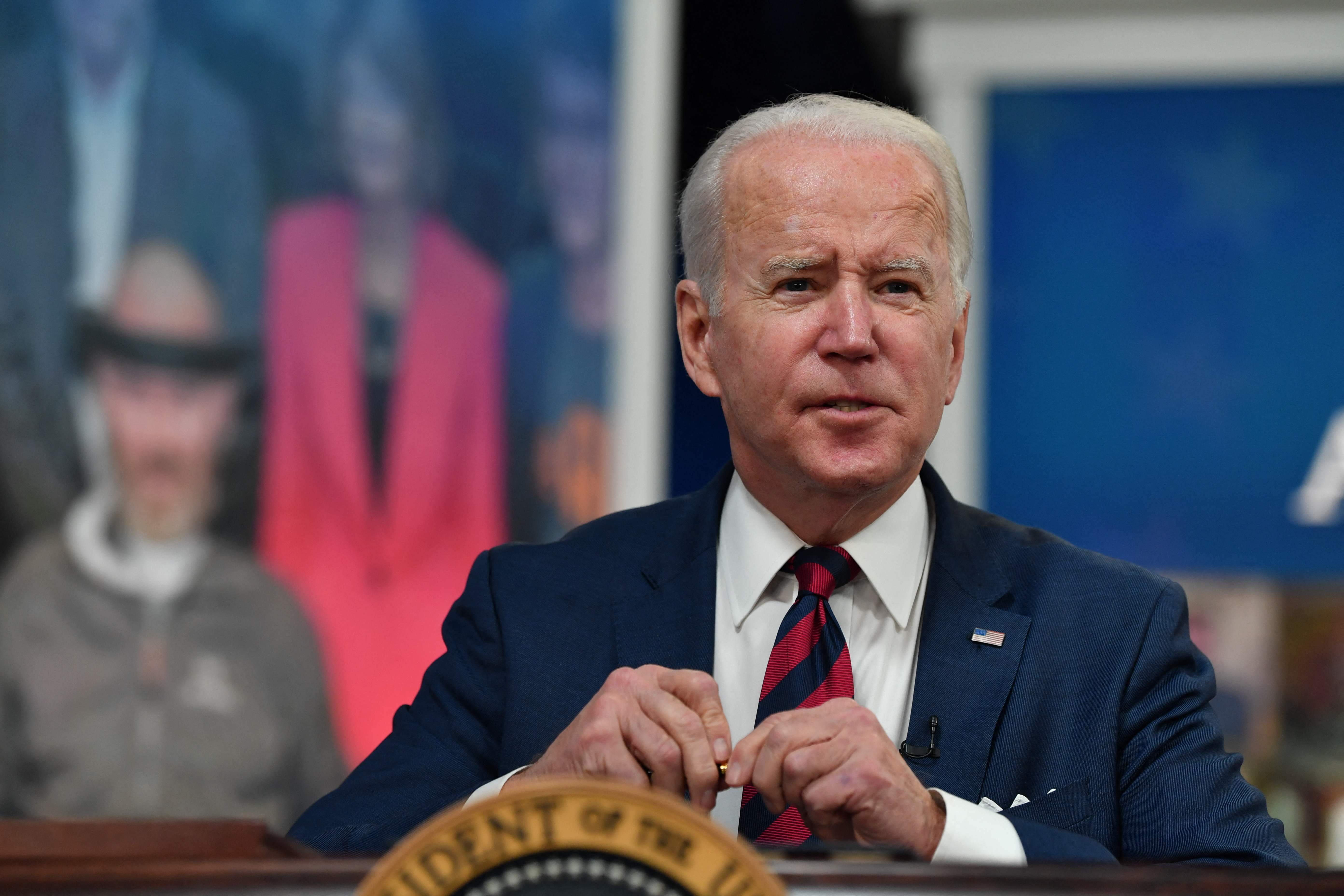 Presiden AS Joe Biden enandatangani undang-undang yang secara virtual melarang semua impor dari wilayah Xinjiang di Tiongkok. 