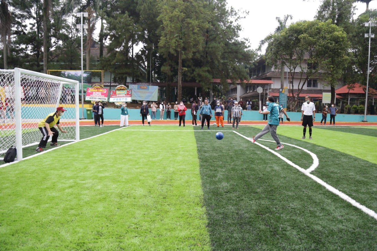 Direktur PNJ Zainal Nur Arifin melakukan tendangan bola pertama ke gawang sebagai peresmian lapangan spirit secara simbolis, Jumat (31/12)