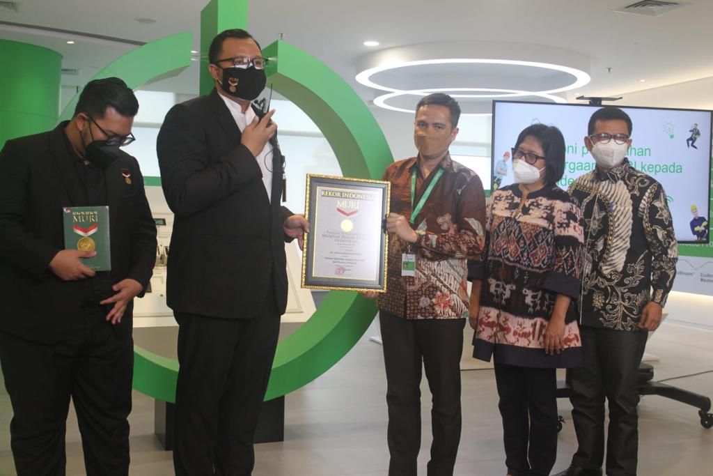 Pemberian penghargaan MURI untuk program Electrical Education Program & Competition (EEPC).