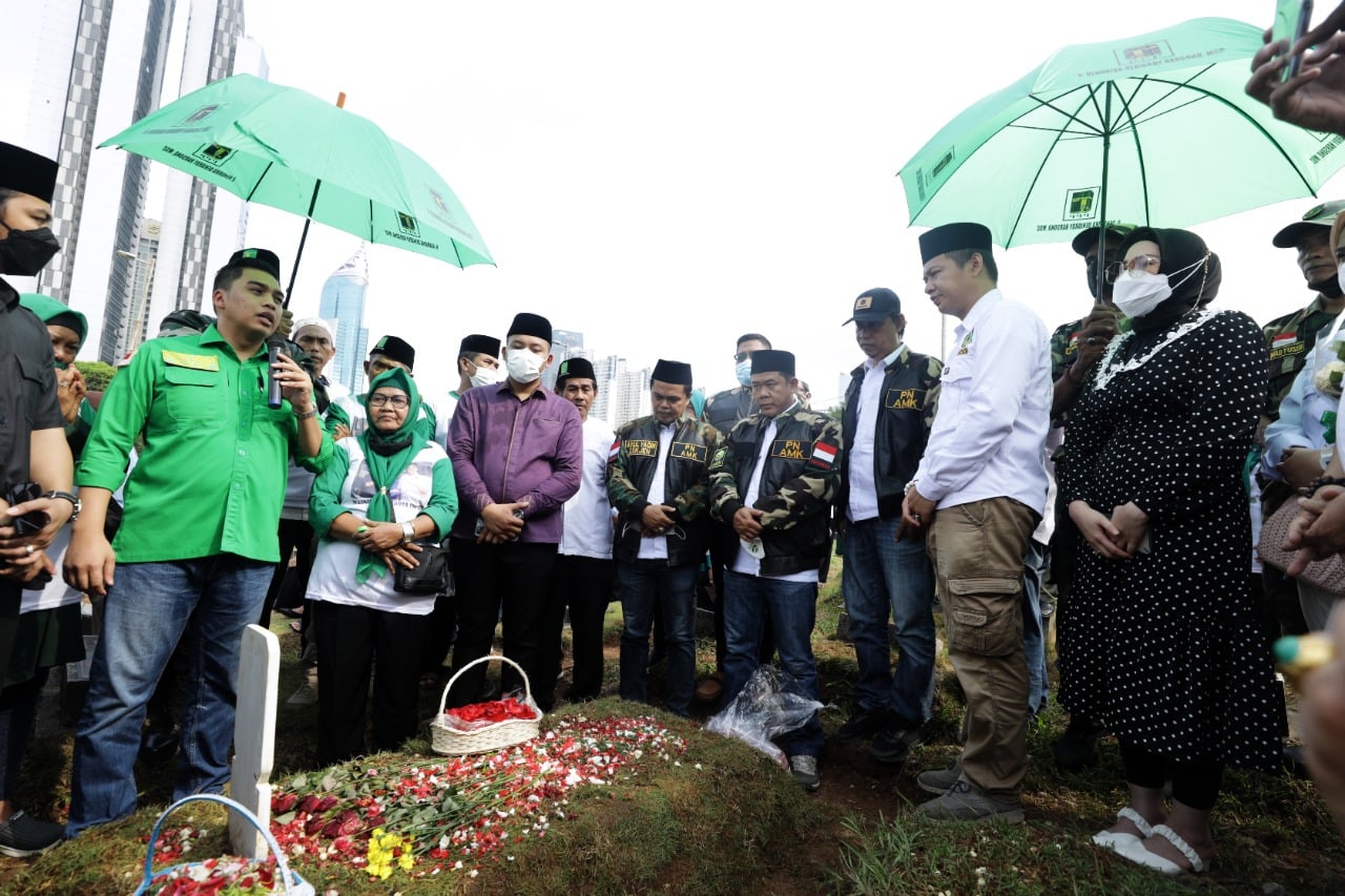 Ketua DPP PPP Rendhika D Harsono, para kader PPP, dan Angkatan Muda Kabah (AMK) melakukan ziarah ke makam Haji Lulung. di TPU Karet Bivak.  